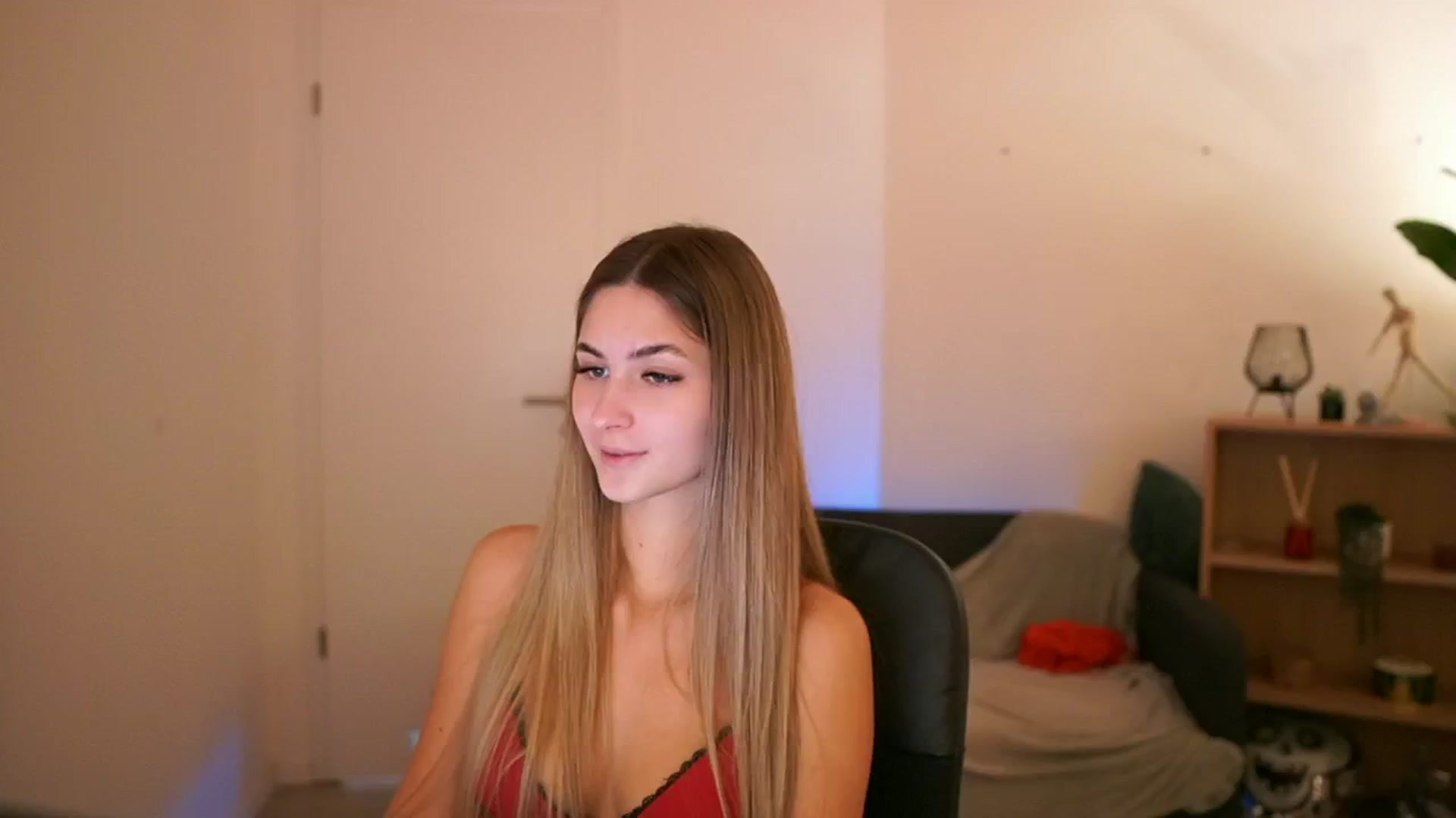 Gallery image thumbnail from CuteGirl_18's myfreecams stream on, 01/23/2025, 15:49 image 4 of 20