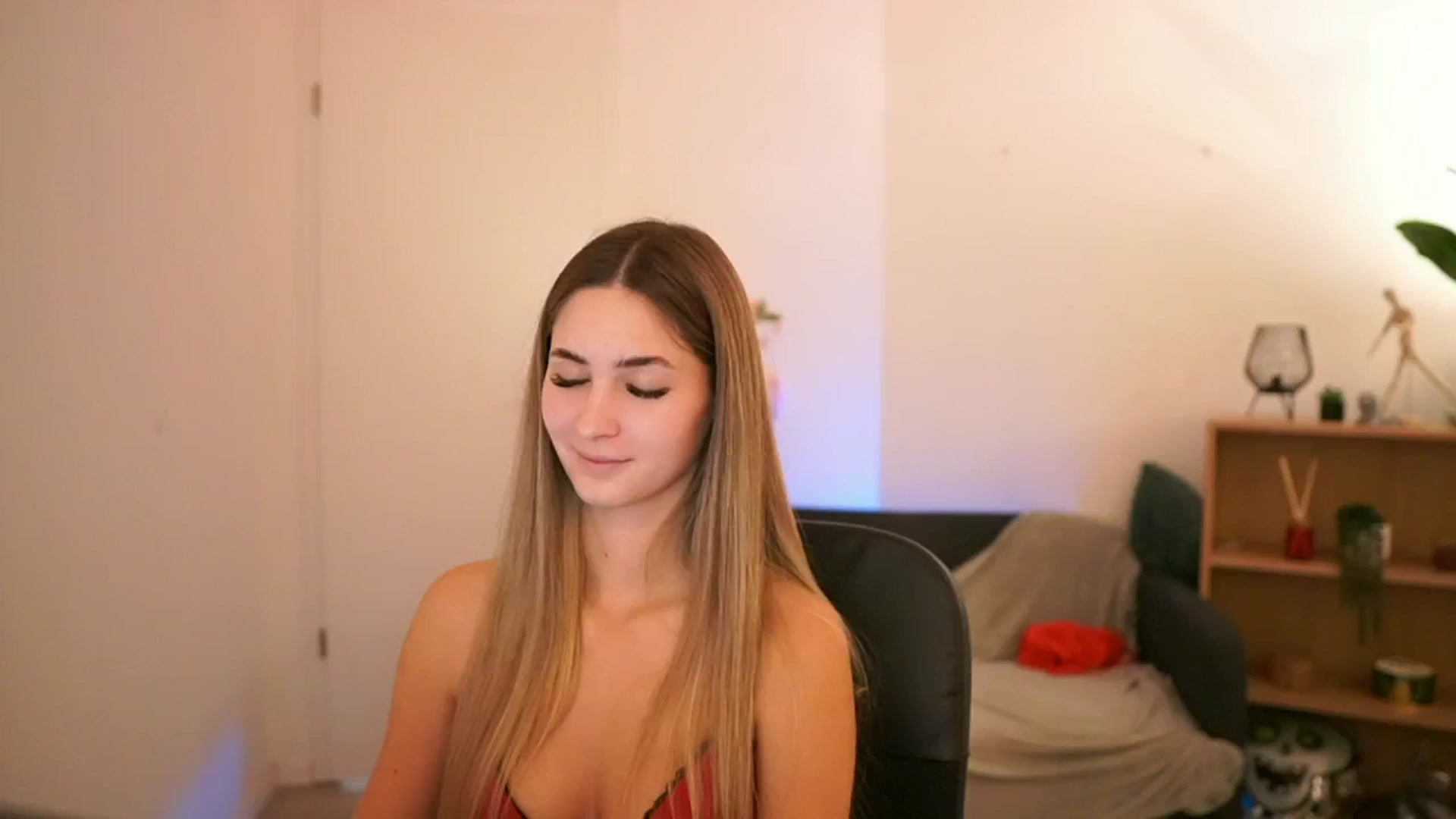 Gallery image thumbnail from CuteGirl_18's myfreecams stream on, 01/23/2025, 15:49 image 11 of 20