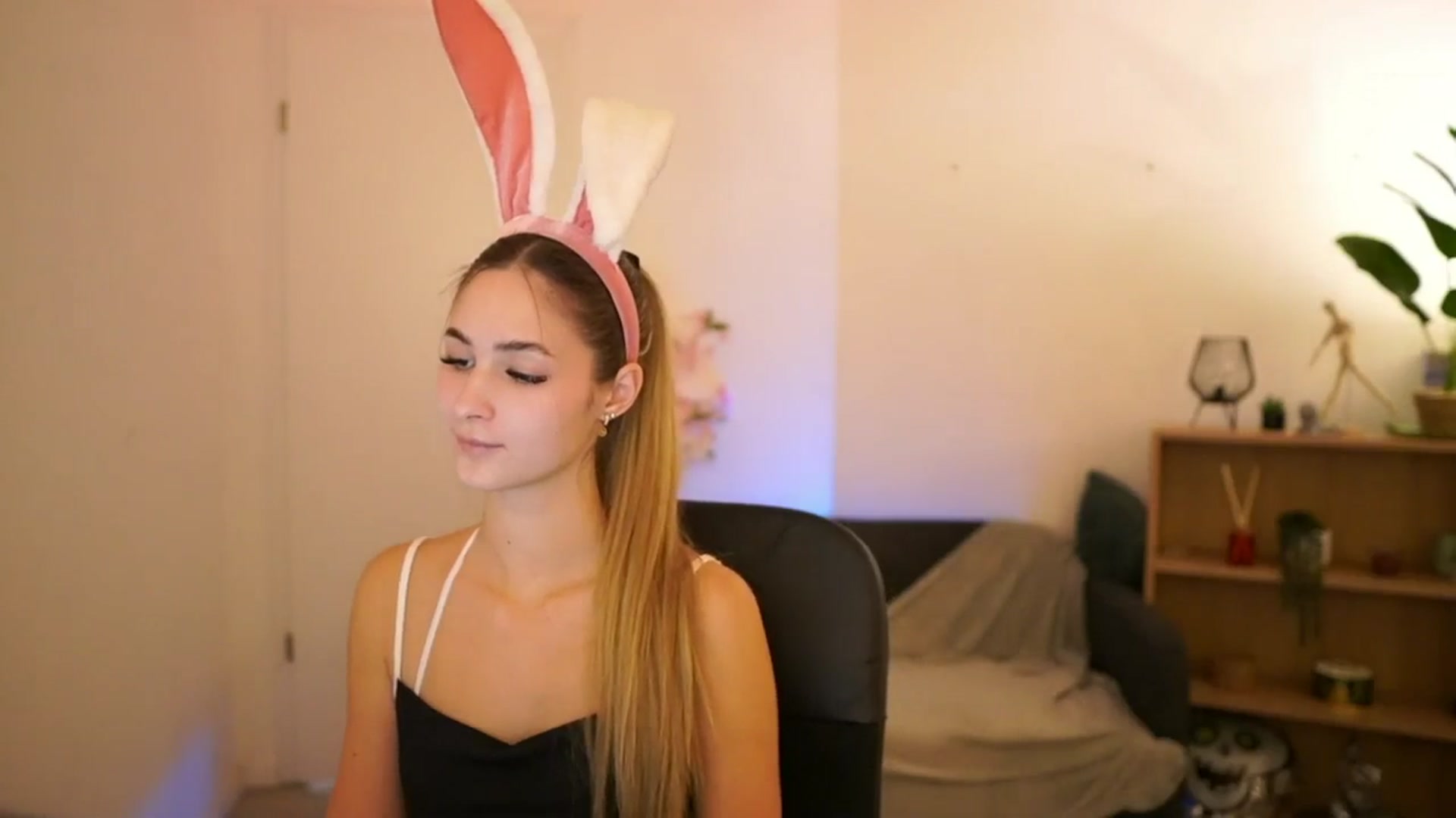 Gallery image thumbnail from CuteGirl_18's myfreecams stream on, 01/24/2025, 15:21 image 8 of 20