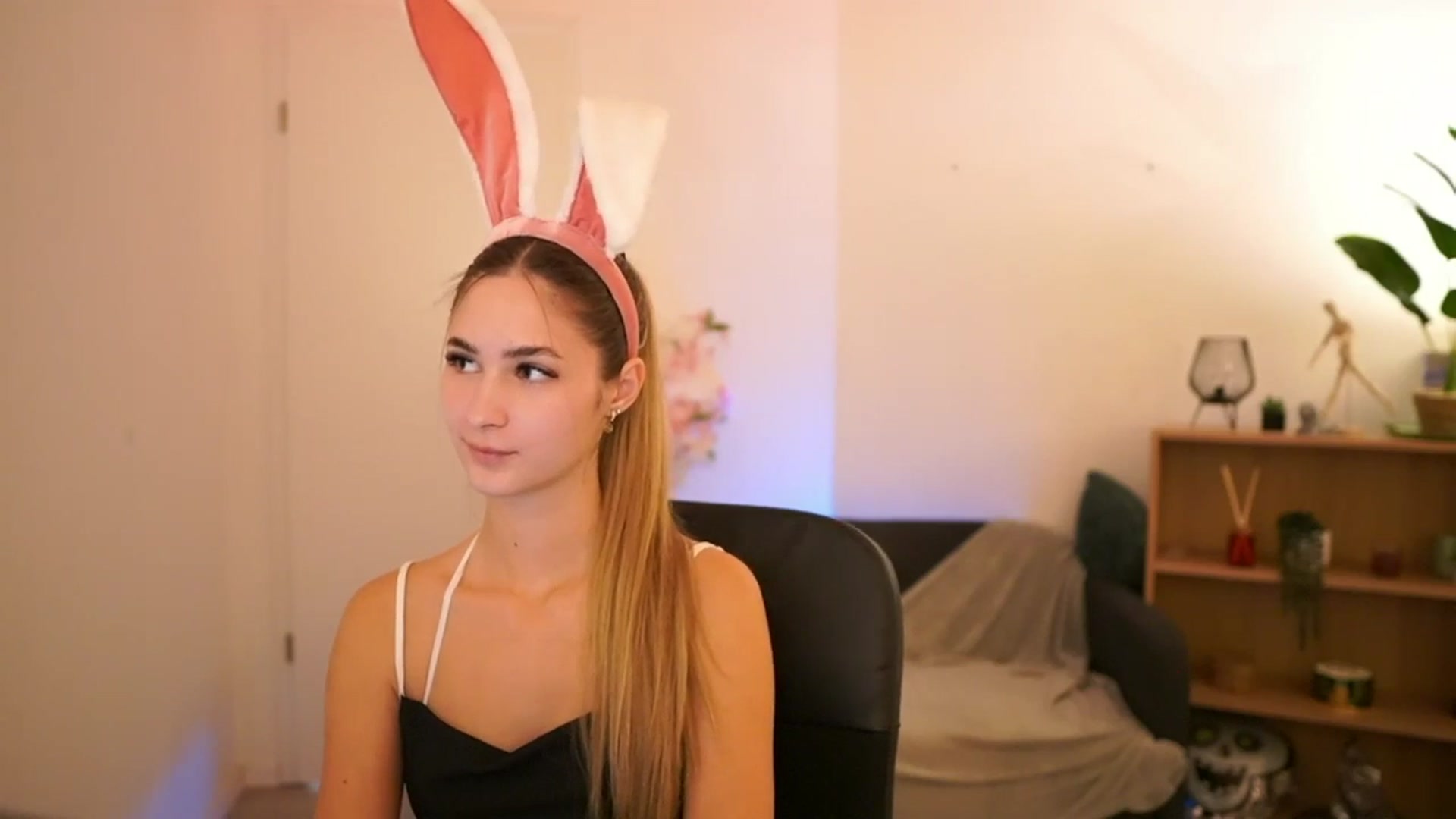 Gallery image thumbnail from CuteGirl_18's myfreecams stream on, 01/24/2025, 15:21 image 5 of 20