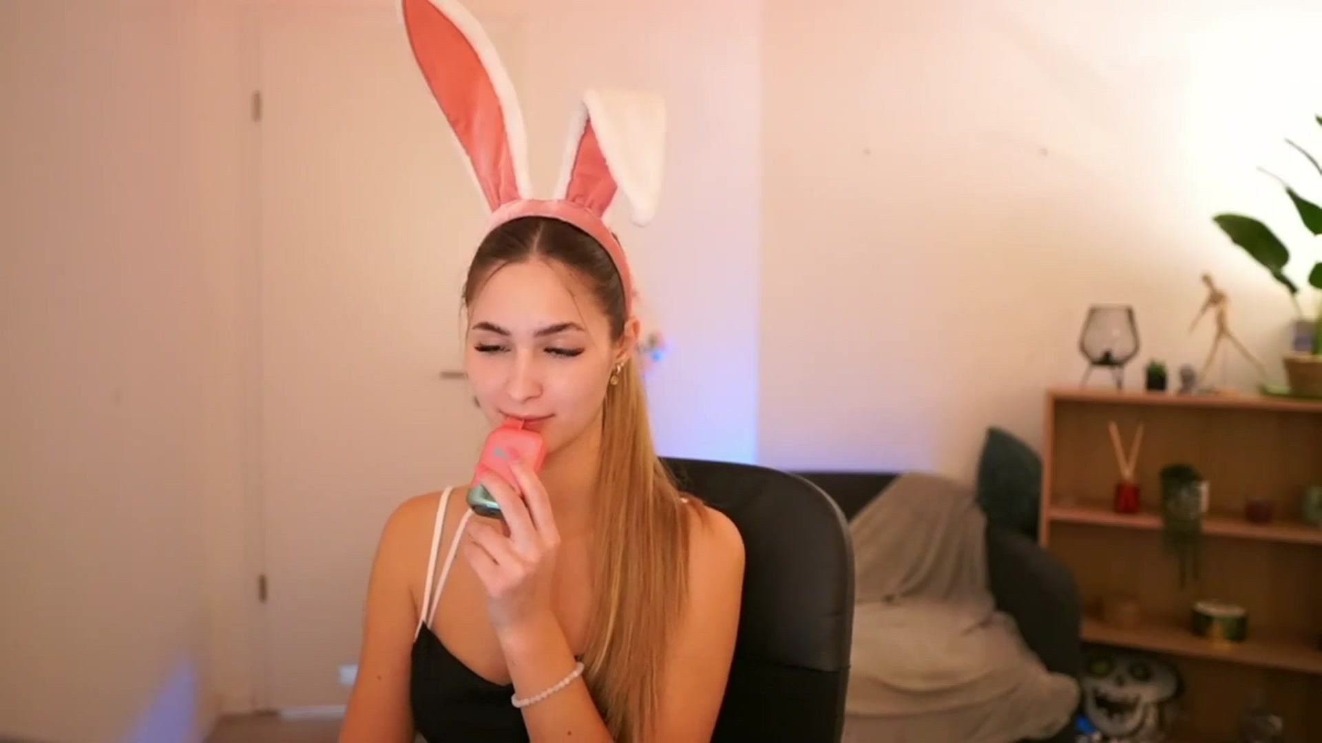Gallery image thumbnail from CuteGirl_18's myfreecams stream on, 01/24/2025, 17:02 image 3 of 20
