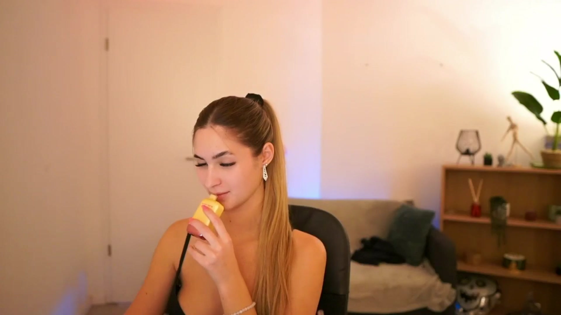 Gallery image thumbnail from CuteGirl_18's myfreecams stream on, 01/26/2025, 16:52 image 4 of 20