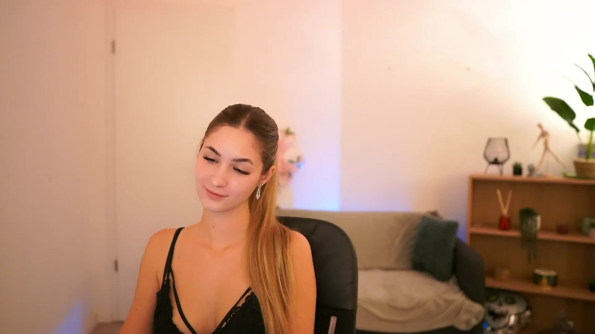Gallery image thumbnail from CuteGirl_18's myfreecams stream on, 01/26/2025, 18:05 image 2 of 20