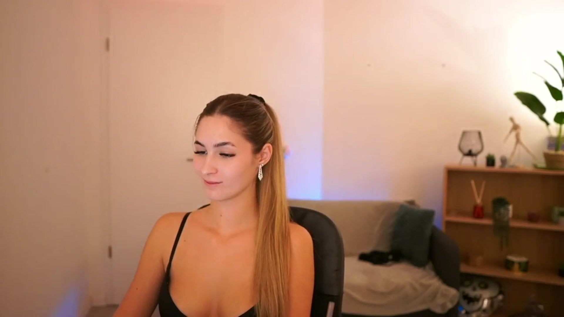 Gallery image thumbnail from CuteGirl_18's myfreecams stream on, 01/26/2025, 18:05 image 18 of 20