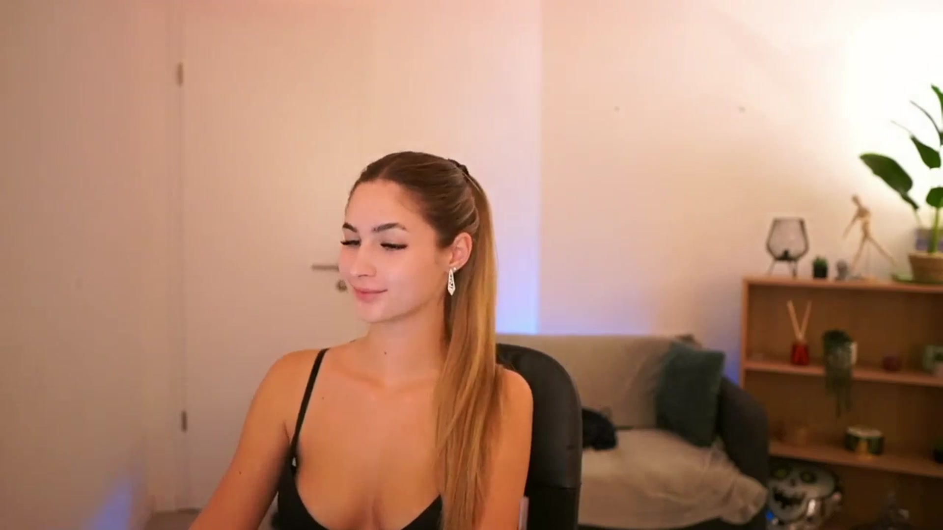 Gallery image thumbnail from CuteGirl_18's myfreecams stream on, 01/26/2025, 18:41 image 11 of 20