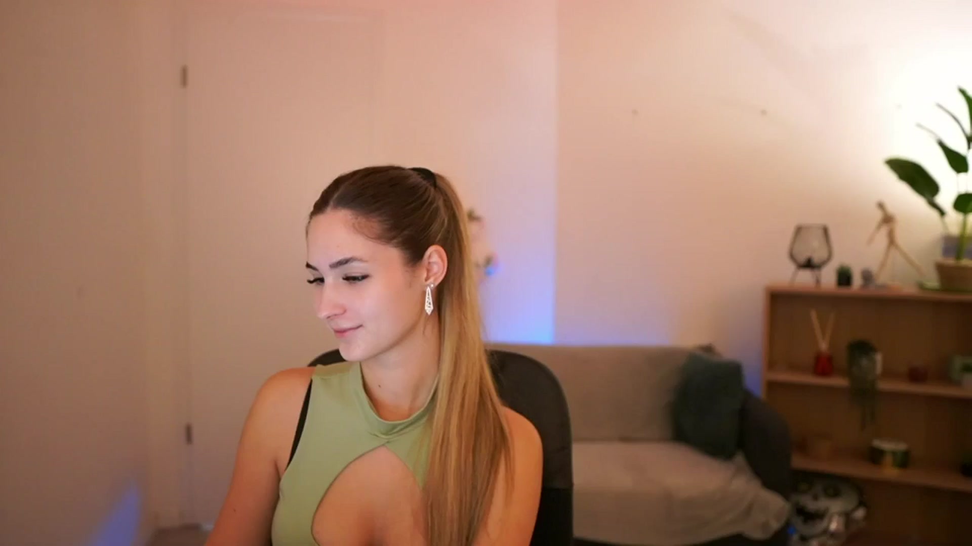Gallery image thumbnail from CuteGirl_18's myfreecams stream on, 01/27/2025, 14:24 image 4 of 20