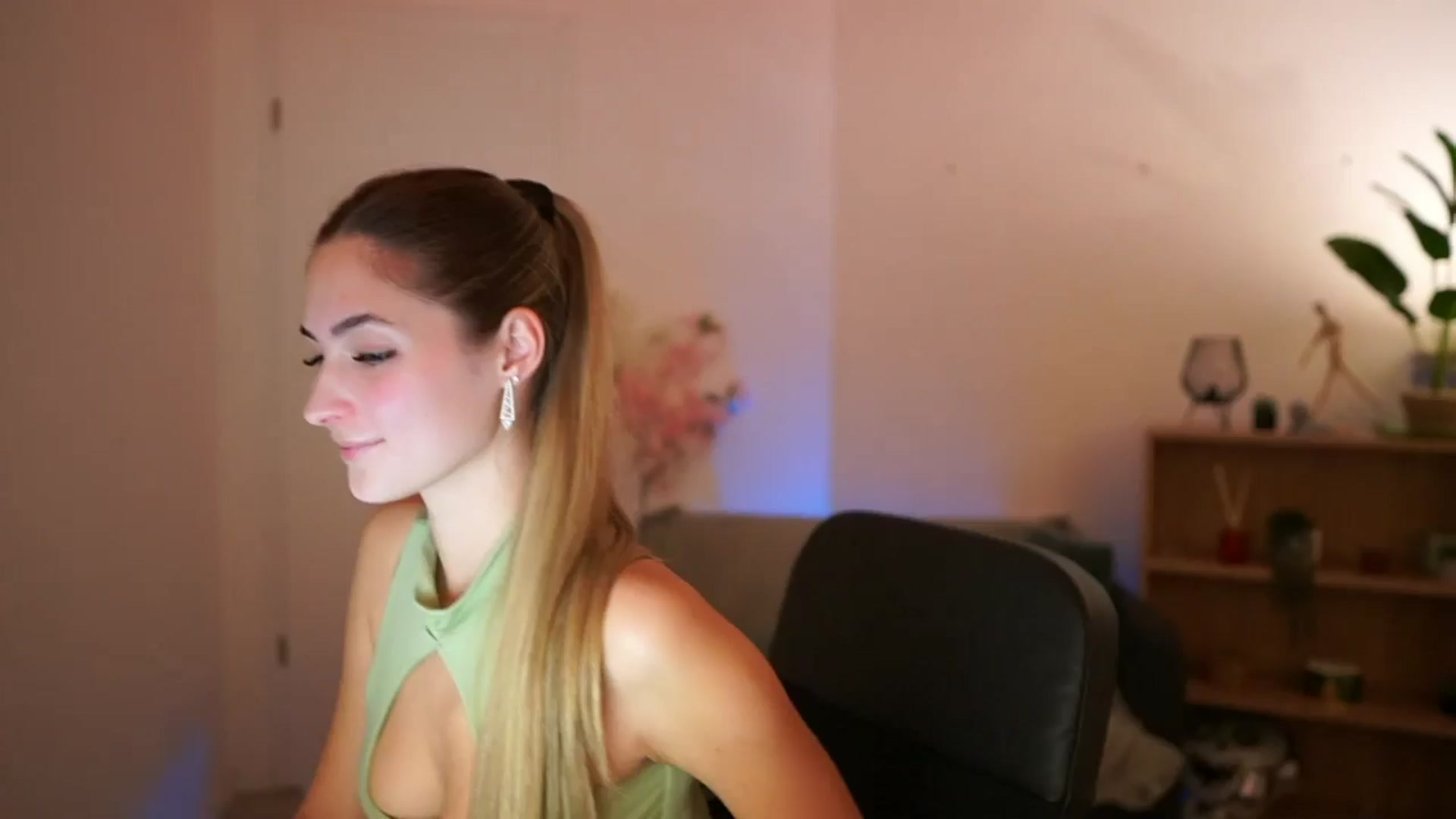 Gallery image thumbnail from CuteGirl_18's myfreecams stream on, 01/27/2025, 15:09 image 5 of 20