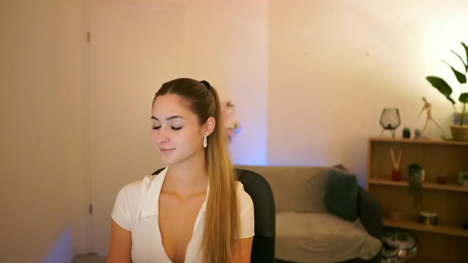 Gallery image thumbnail from CuteGirl_18's myfreecams stream on, 01/28/2025, 14:59 image 2 of 20