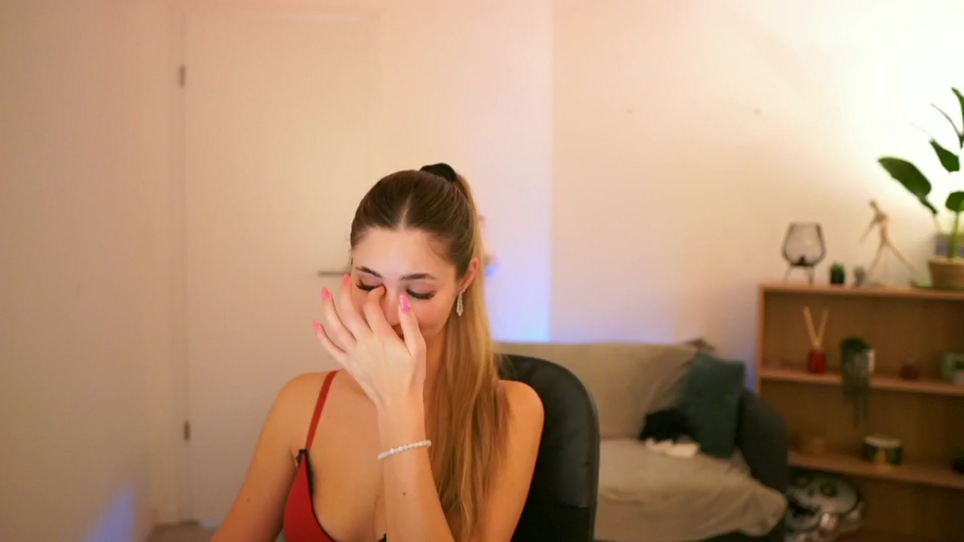 Gallery image thumbnail from CuteGirl_18's myfreecams stream on, 01/28/2025, 17:20 image 1 of 20