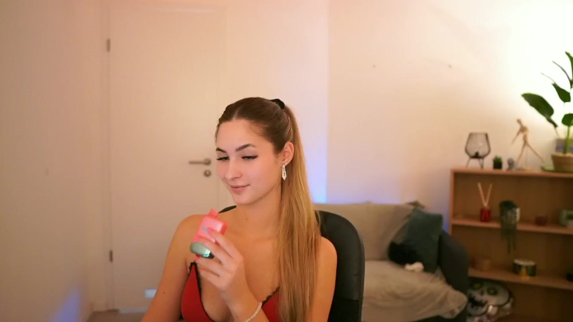 Gallery image thumbnail from CuteGirl_18's myfreecams stream on, 01/28/2025, 18:05 image 12 of 20
