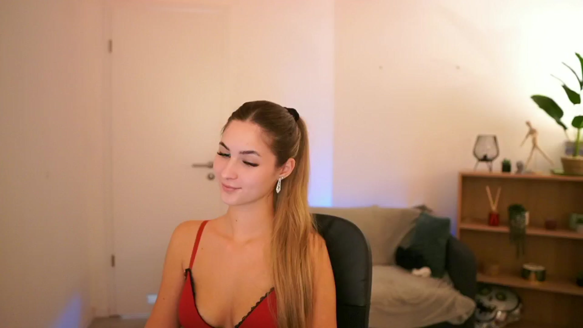 Gallery image thumbnail from CuteGirl_18's myfreecams stream on, 01/28/2025, 18:05 image 14 of 20