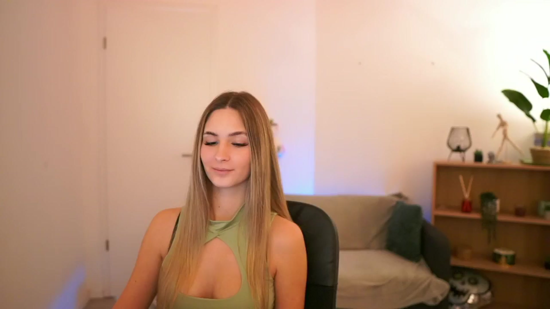 Gallery image thumbnail from CuteGirl_18's myfreecams stream on, 01/31/2025, 15:04 image 2 of 20