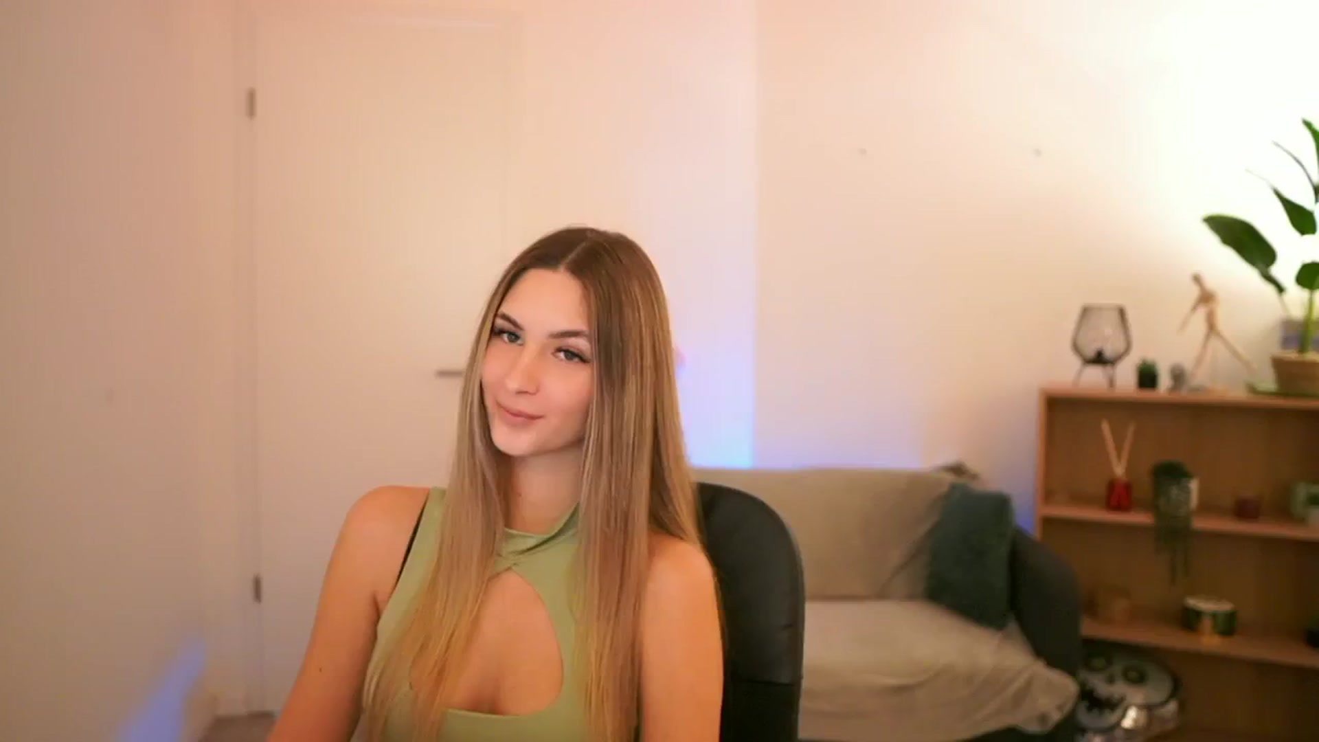 Gallery image thumbnail from CuteGirl_18's myfreecams stream on, 01/31/2025, 15:04 image 6 of 20