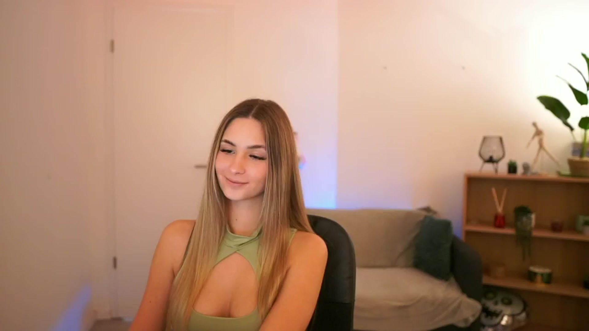 Gallery image thumbnail from CuteGirl_18's myfreecams stream on, 01/31/2025, 15:04 image 1 of 20