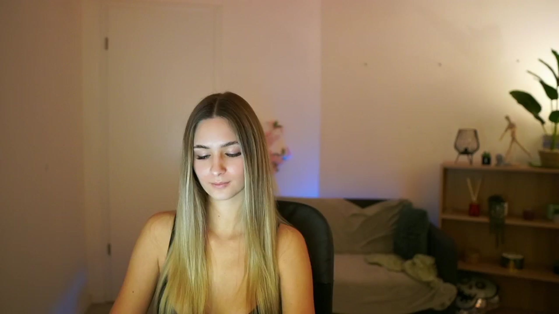 Gallery image thumbnail from CuteGirl_18's myfreecams stream on, 01/31/2025, 16:05 image 18 of 20