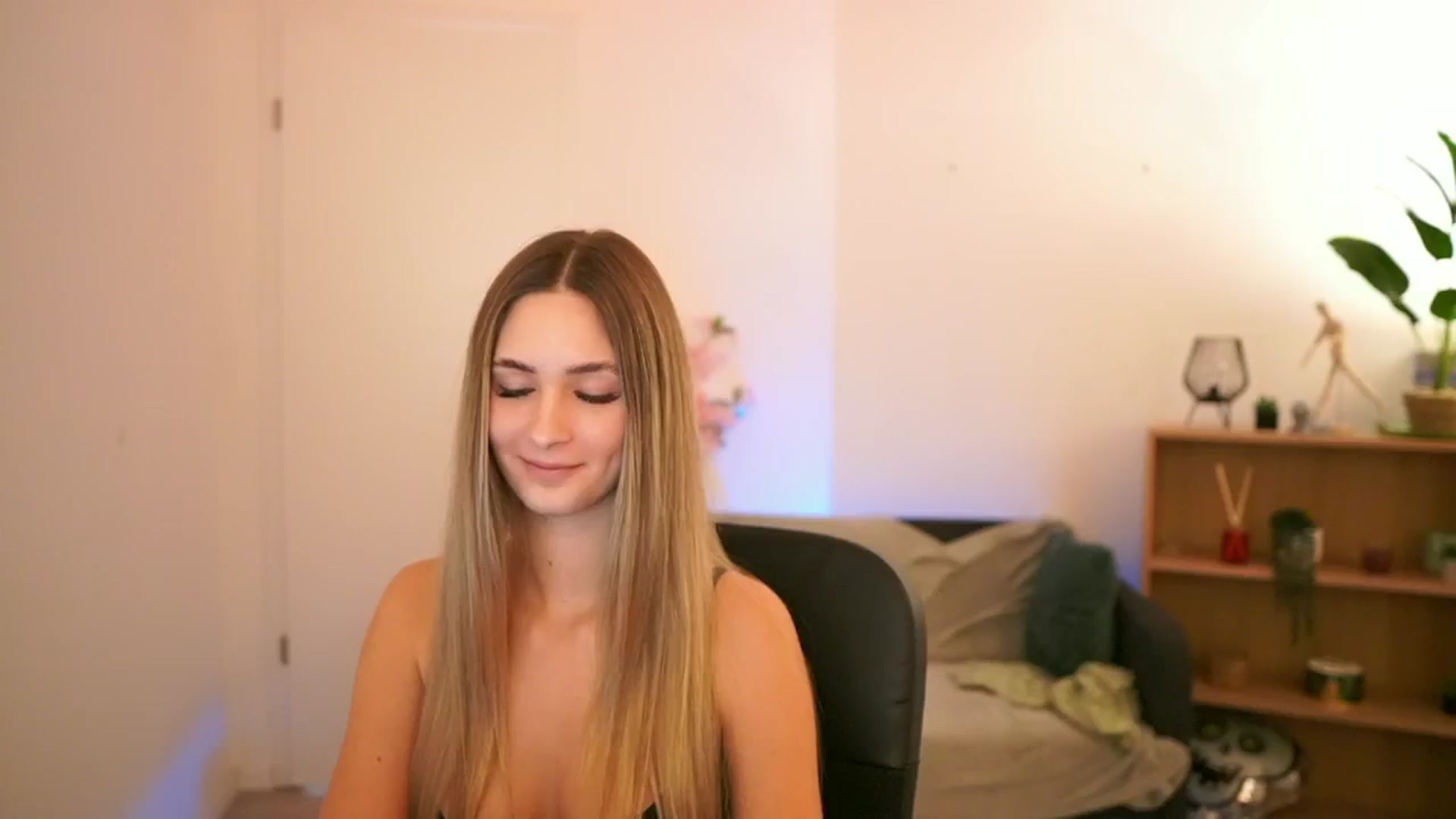 Gallery image thumbnail from CuteGirl_18's myfreecams stream on, 01/31/2025, 16:05 image 9 of 20