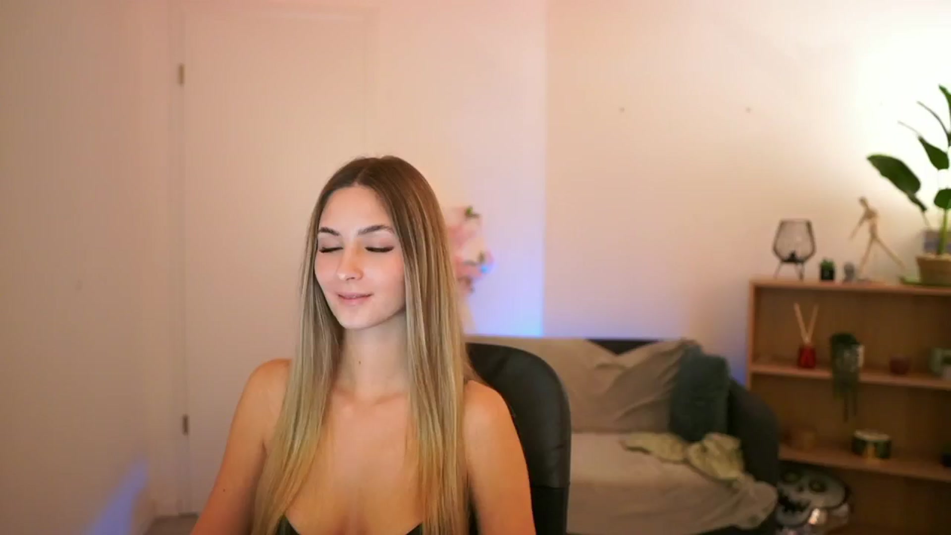 Gallery image thumbnail from CuteGirl_18's myfreecams stream on, 01/31/2025, 16:05 image 14 of 20