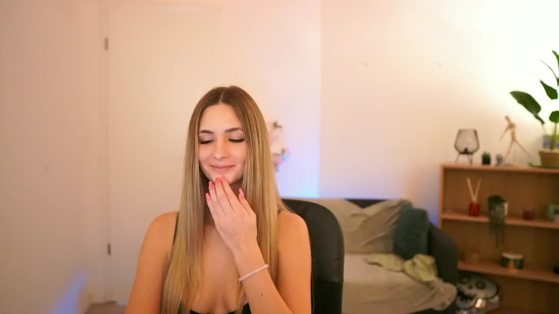 Gallery image thumbnail from CuteGirl_18's myfreecams stream on, 01/31/2025, 16:05 image 8 of 20