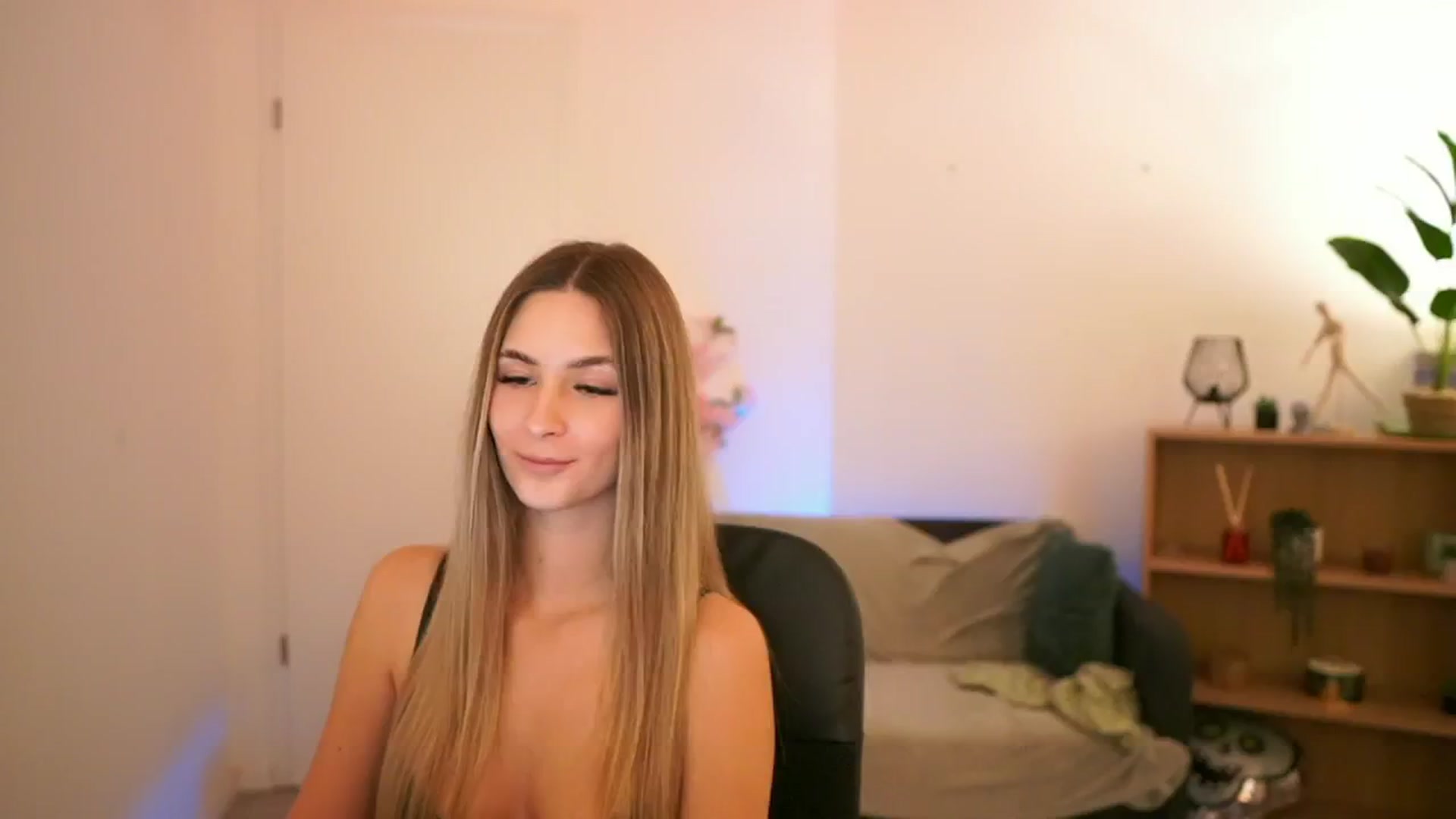 Gallery image thumbnail from CuteGirl_18's myfreecams stream on, 01/31/2025, 16:05 image 16 of 20