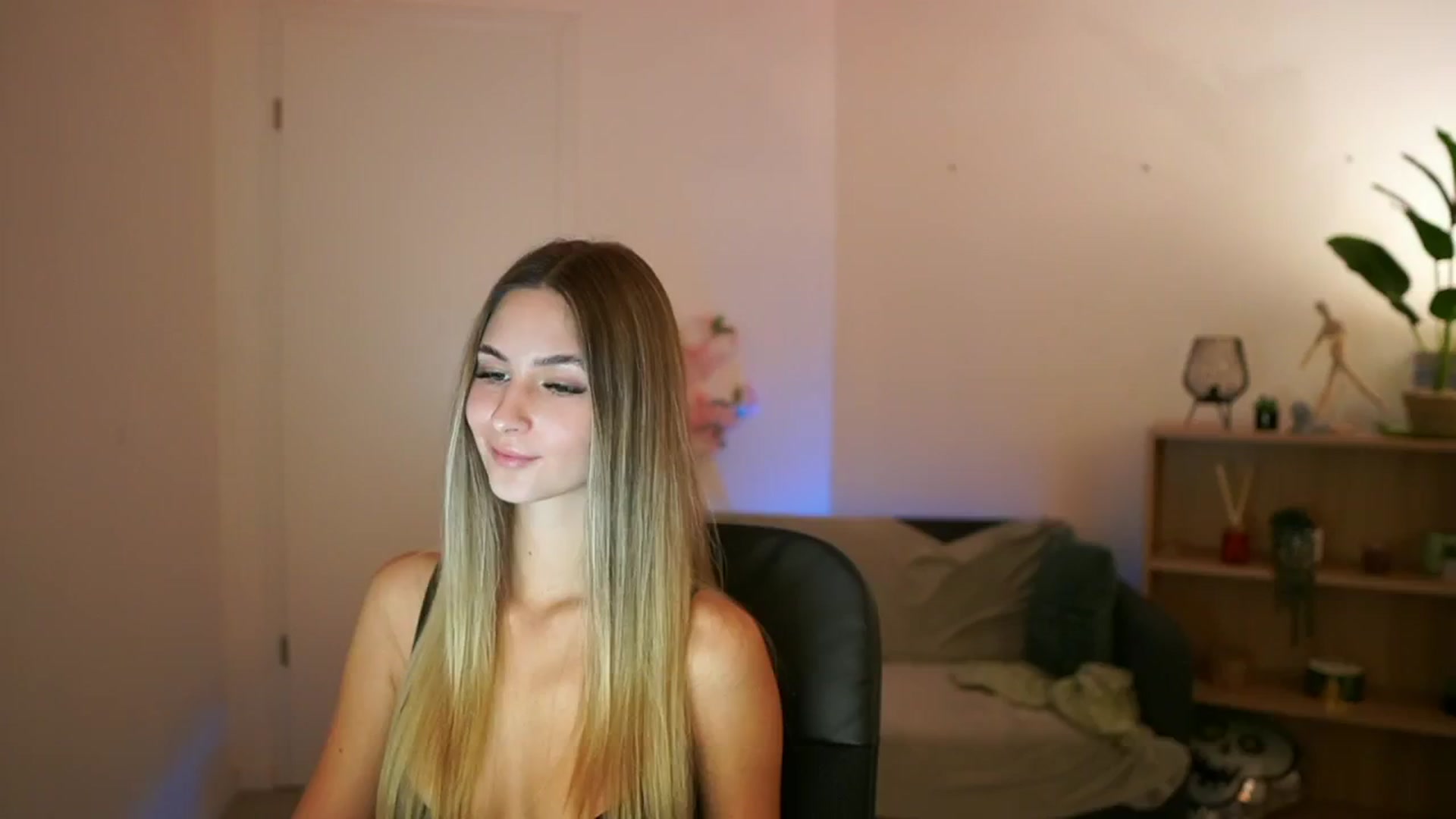 Gallery image thumbnail from CuteGirl_18's myfreecams stream on, 01/31/2025, 16:05 image 19 of 20