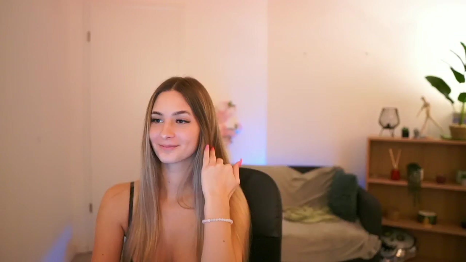 Gallery image thumbnail from CuteGirl_18's myfreecams stream on, 01/31/2025, 17:42 image 15 of 20