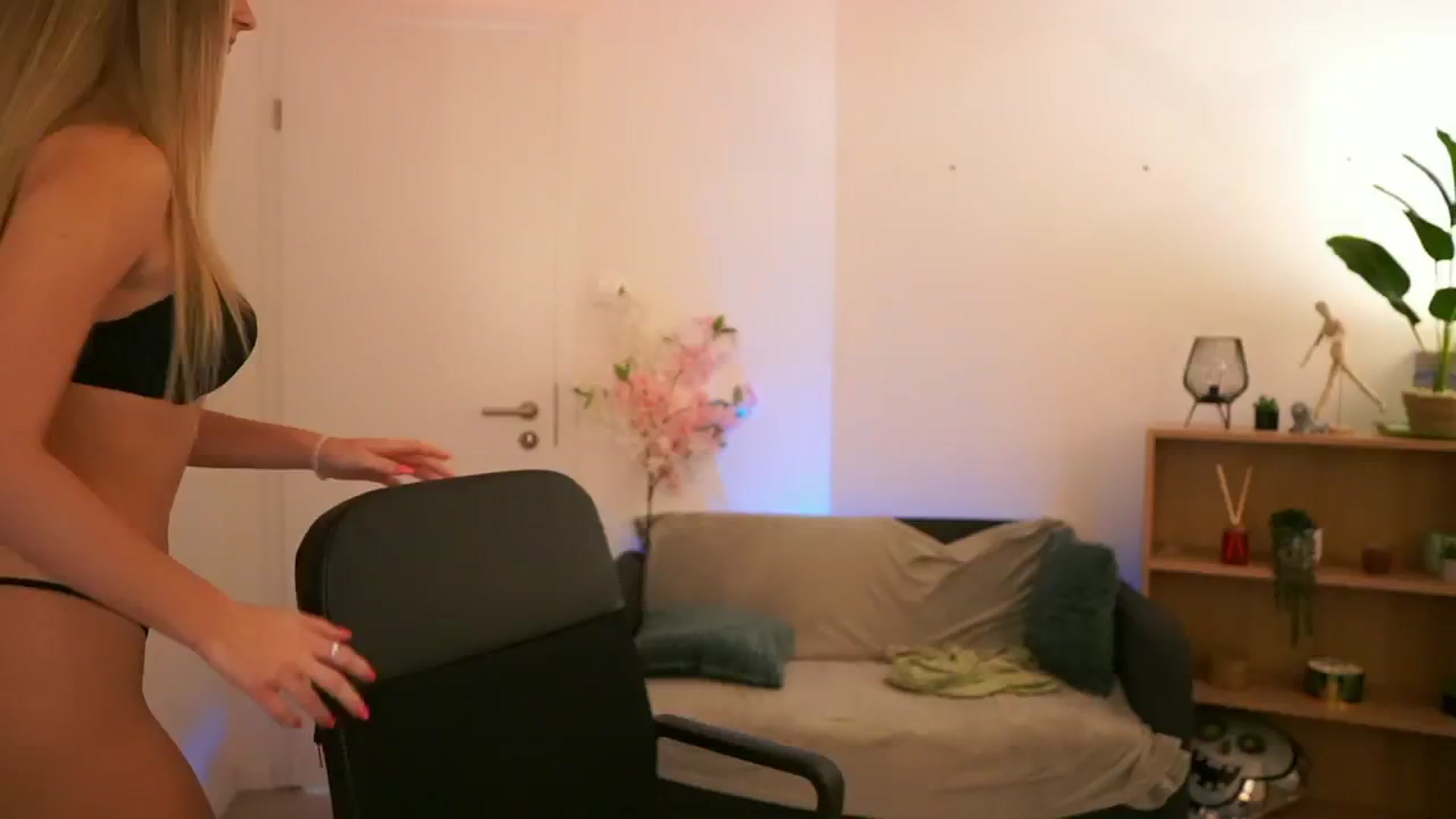 Gallery image thumbnail from CuteGirl_18's myfreecams stream on, 01/31/2025, 17:42 image 4 of 20