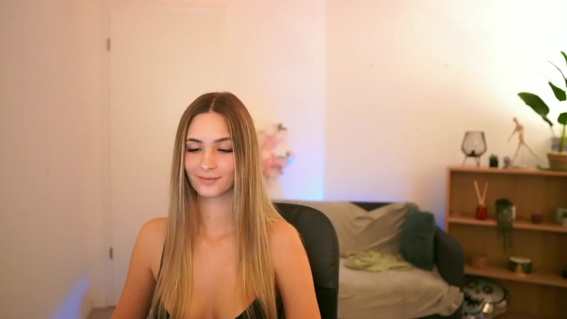 Gallery image thumbnail from CuteGirl_18's myfreecams stream on, 01/31/2025, 18:41 image 3 of 20