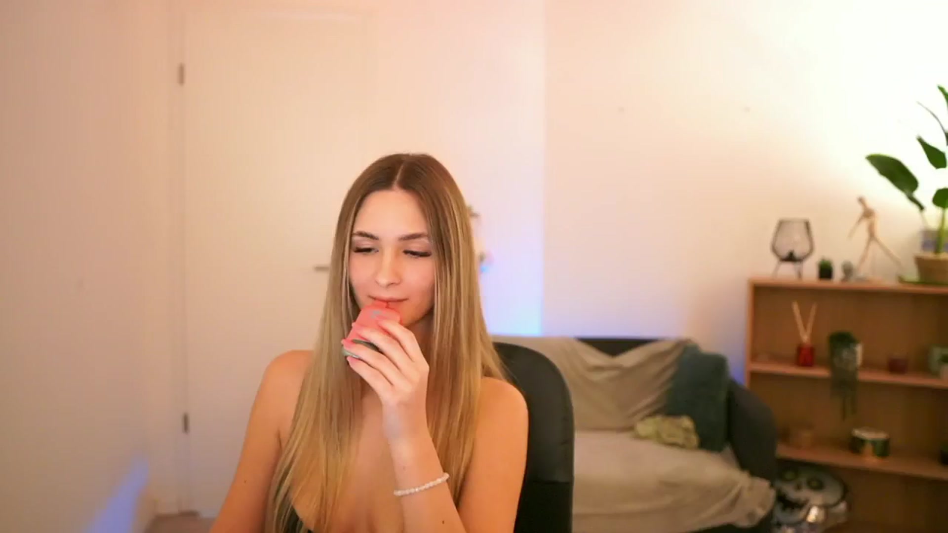 Gallery image thumbnail from CuteGirl_18's myfreecams stream on, 01/31/2025, 18:41 image 11 of 20