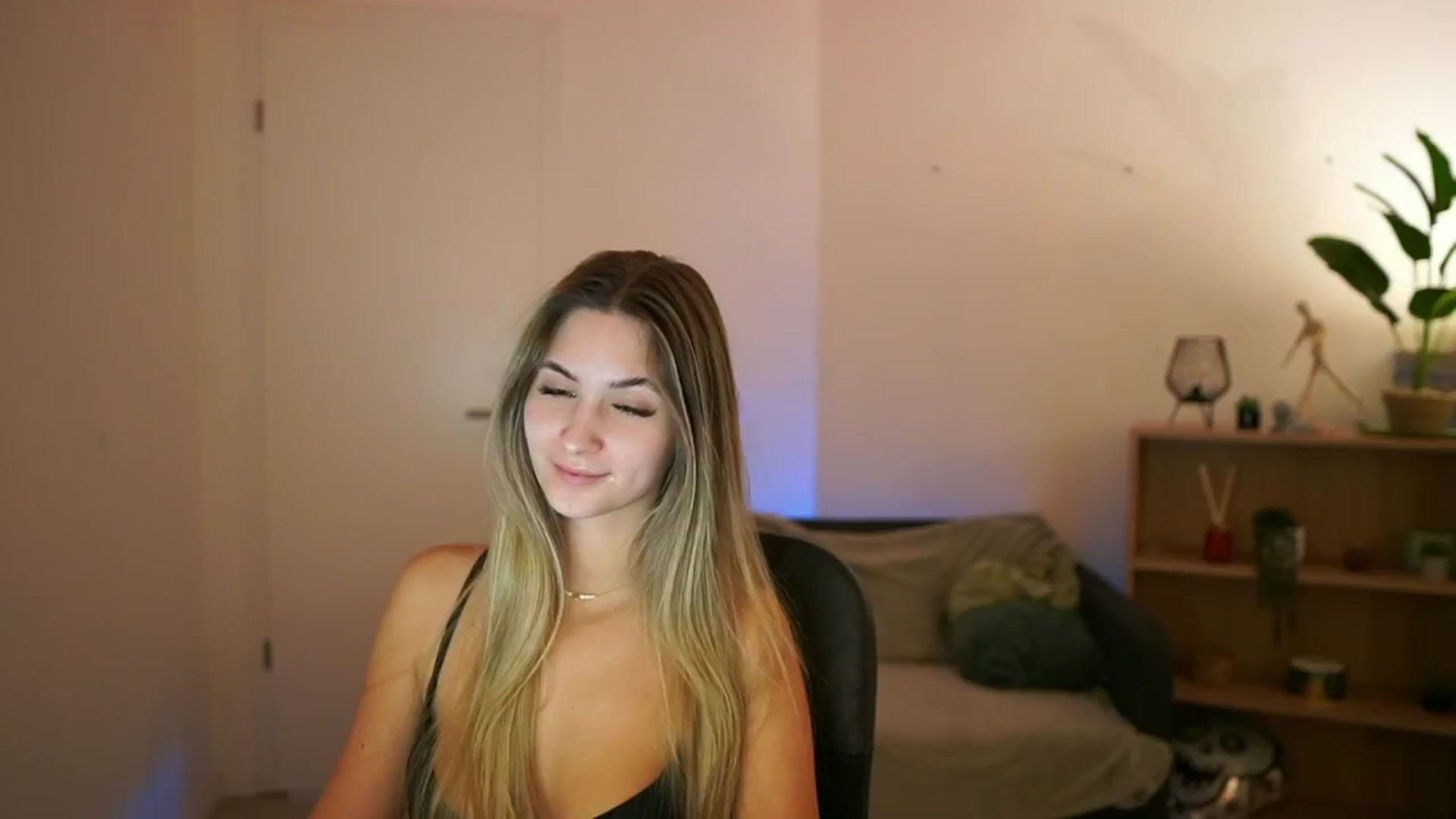 Gallery image thumbnail from CuteGirl_18's myfreecams stream on, 02/04/2025, 16:22 image 19 of 20
