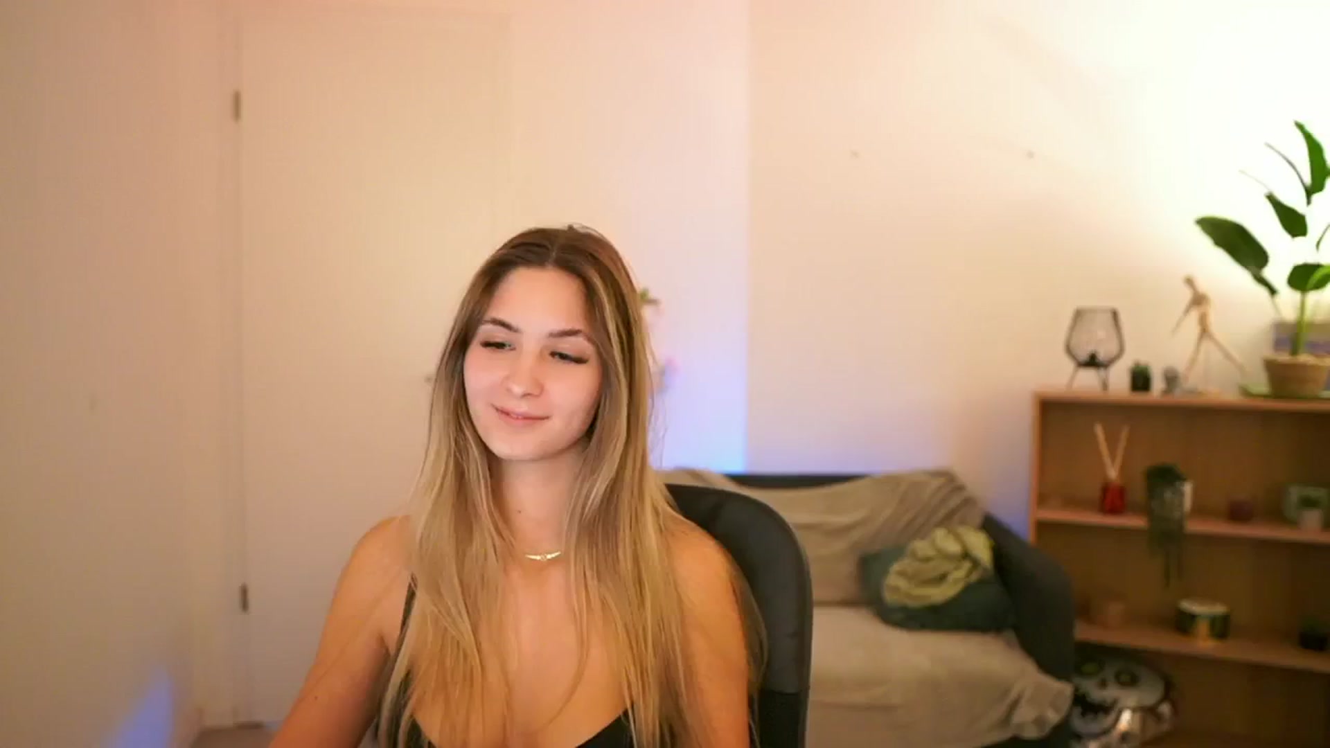 Gallery image thumbnail from CuteGirl_18's myfreecams stream on, 02/04/2025, 17:03 image 14 of 20
