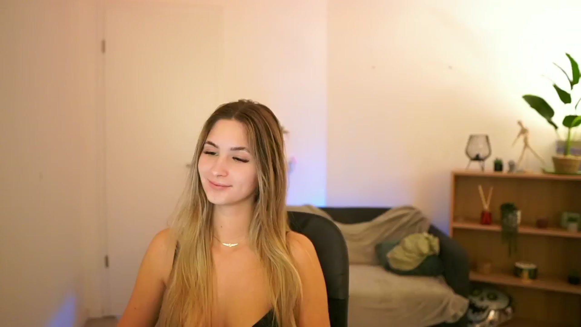 Gallery image thumbnail from CuteGirl_18's myfreecams stream on, 02/04/2025, 17:34 image 3 of 20