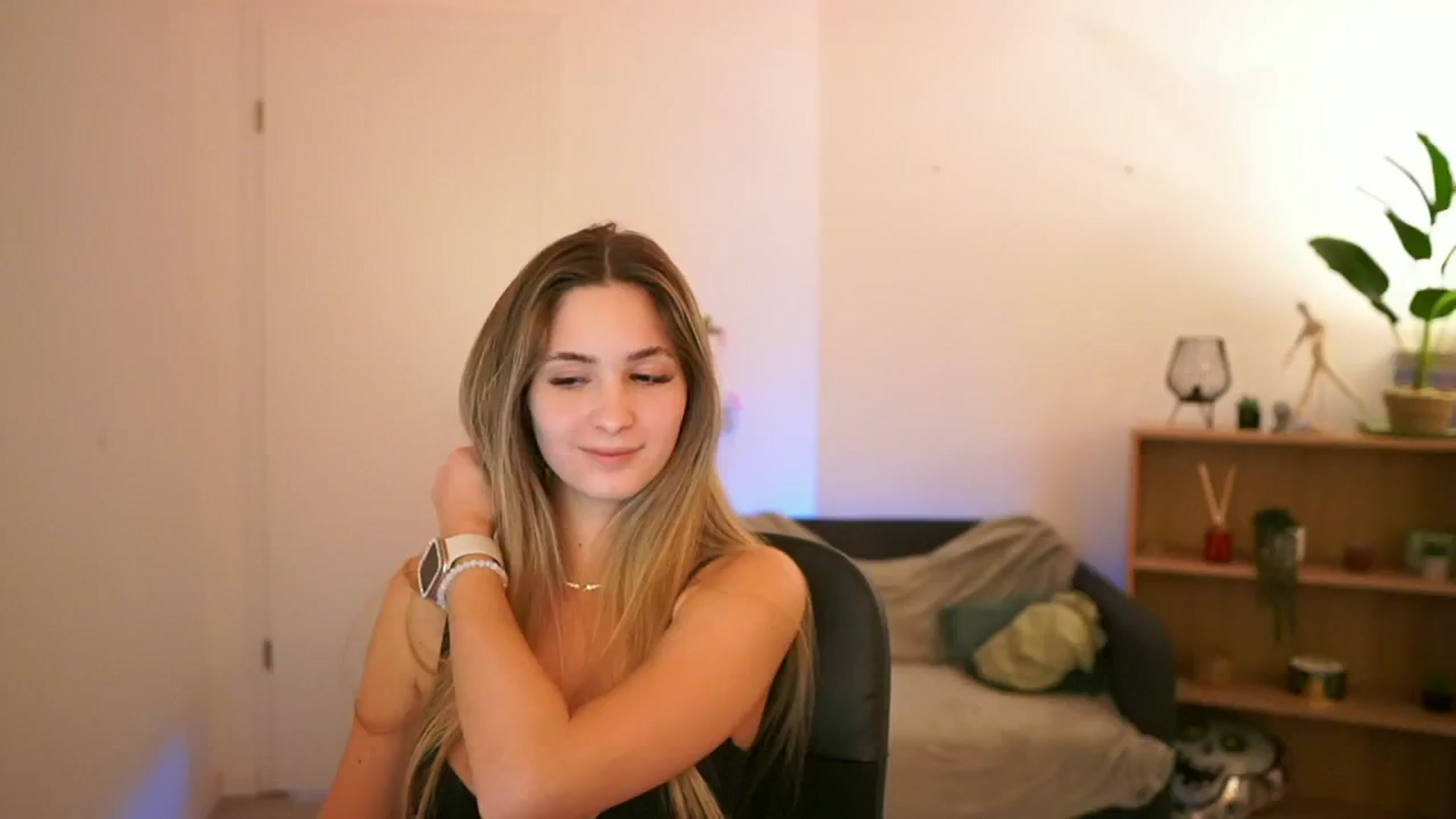 Gallery image thumbnail from CuteGirl_18's myfreecams stream on, 02/04/2025, 17:59 image 12 of 20