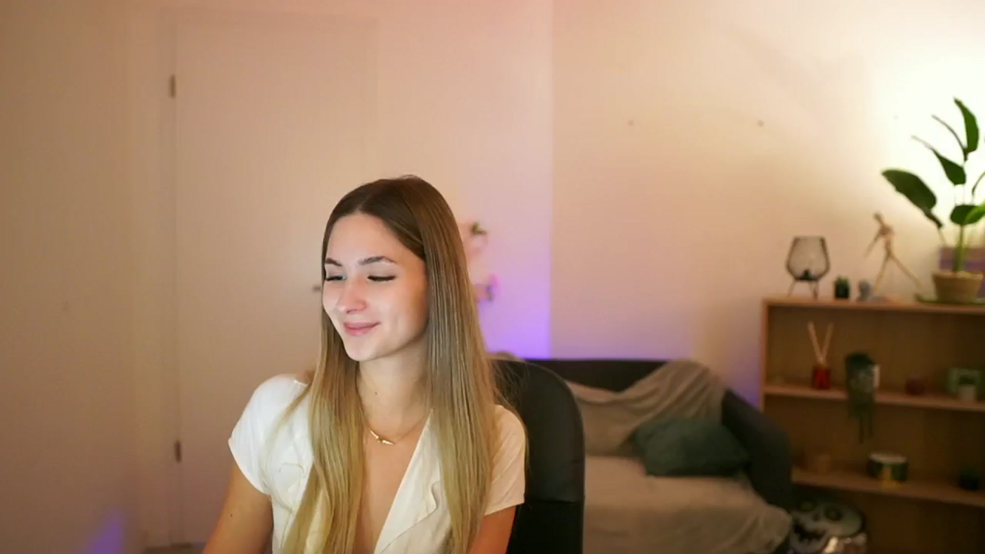 Gallery image thumbnail from CuteGirl_18's myfreecams stream on, 02/06/2025, 14:13 image 13 of 20