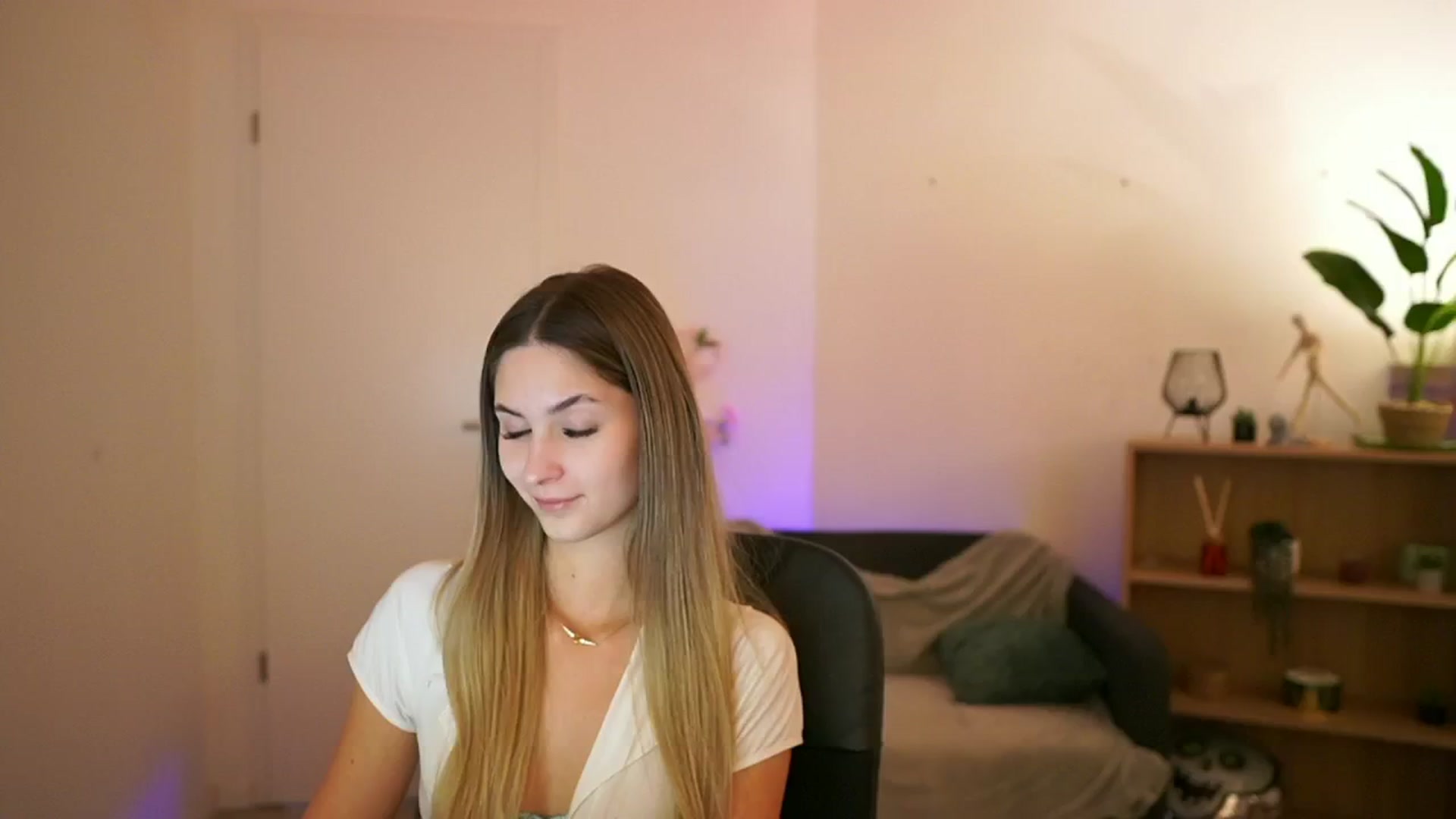 Gallery image thumbnail from CuteGirl_18's myfreecams stream on, 02/06/2025, 14:13 image 9 of 20
