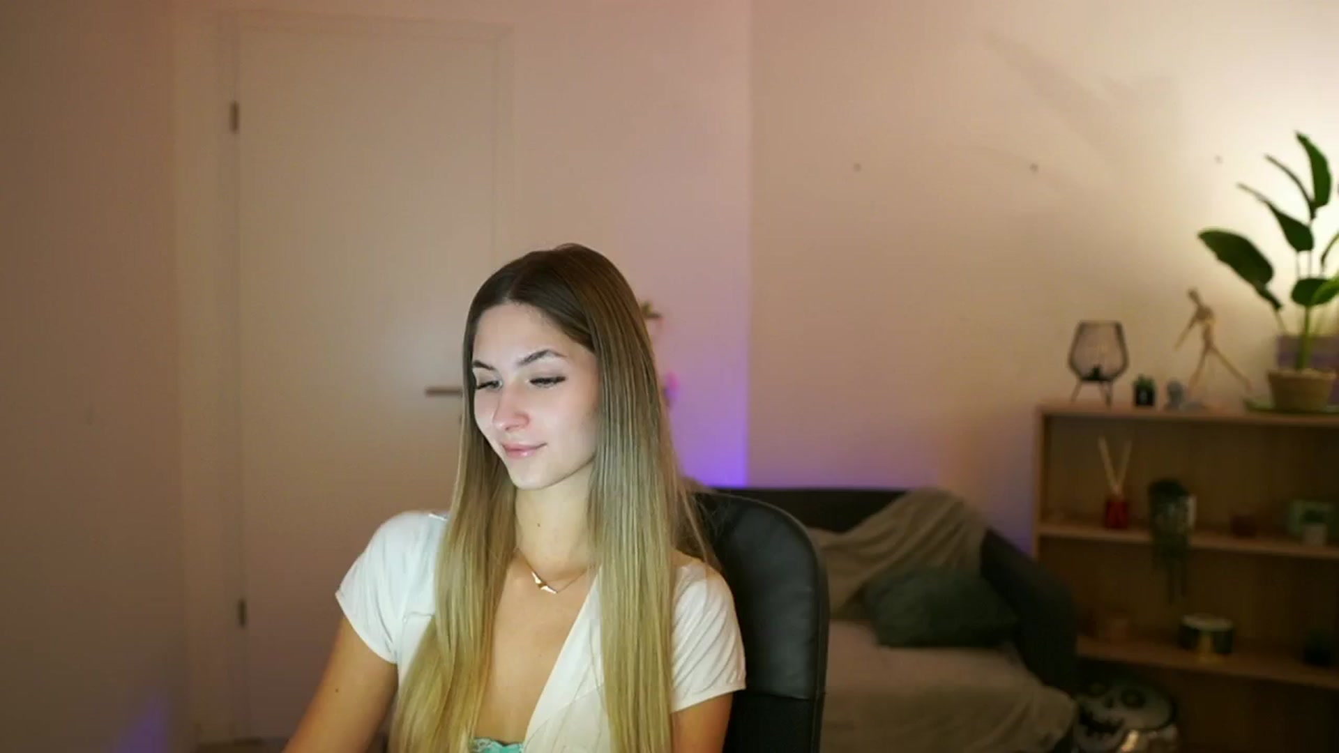 Gallery image thumbnail from CuteGirl_18's myfreecams stream on, 02/06/2025, 14:13 image 2 of 20