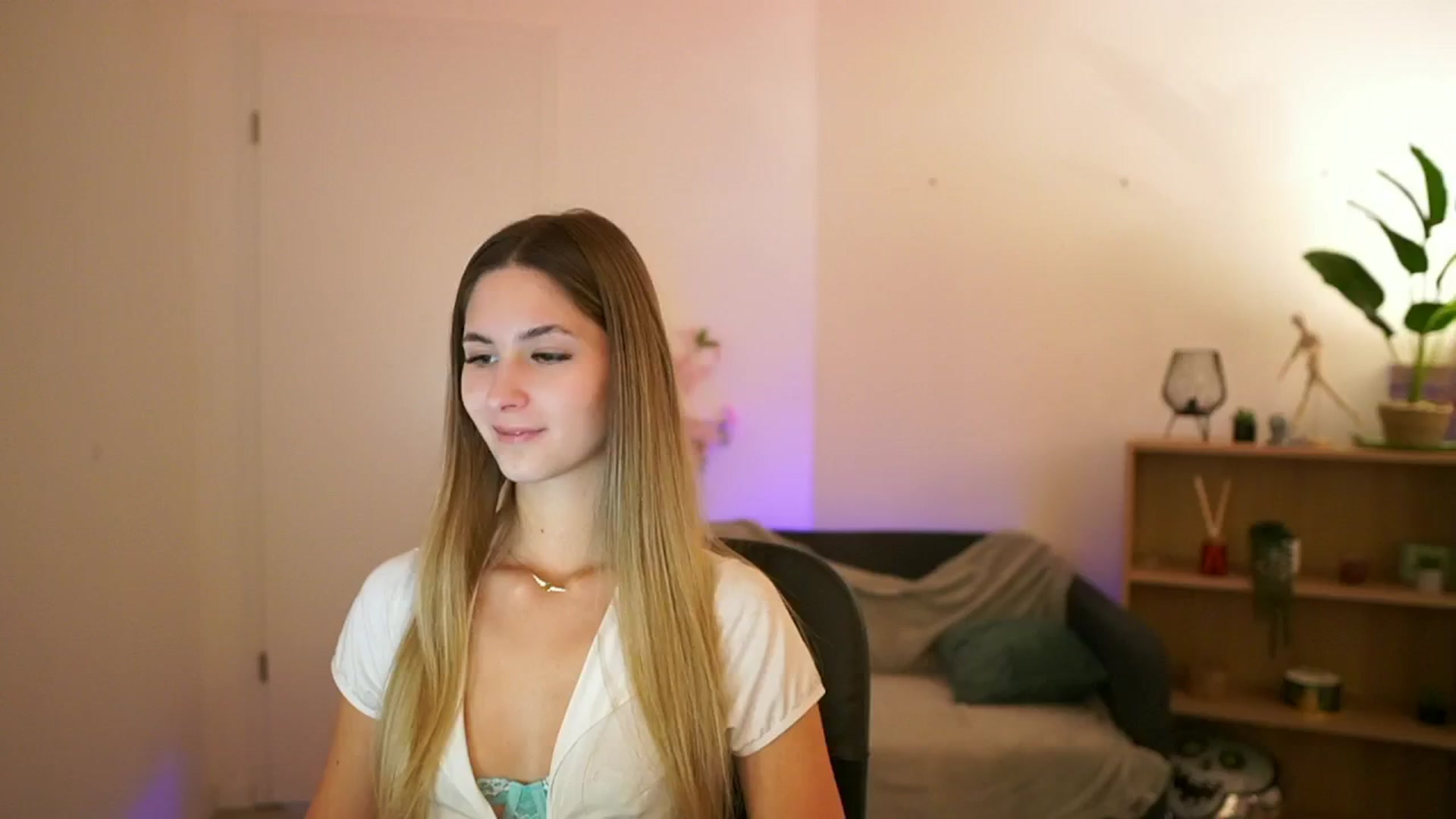 Gallery image thumbnail from CuteGirl_18's myfreecams stream on, 02/06/2025, 14:13 image 15 of 20