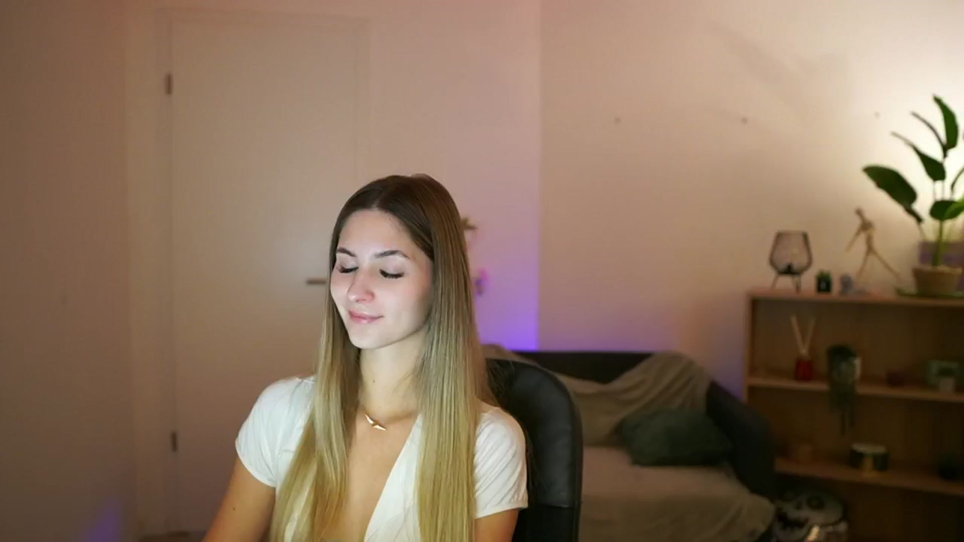 Gallery image thumbnail from CuteGirl_18's myfreecams stream on, 02/06/2025, 14:13 image 19 of 20