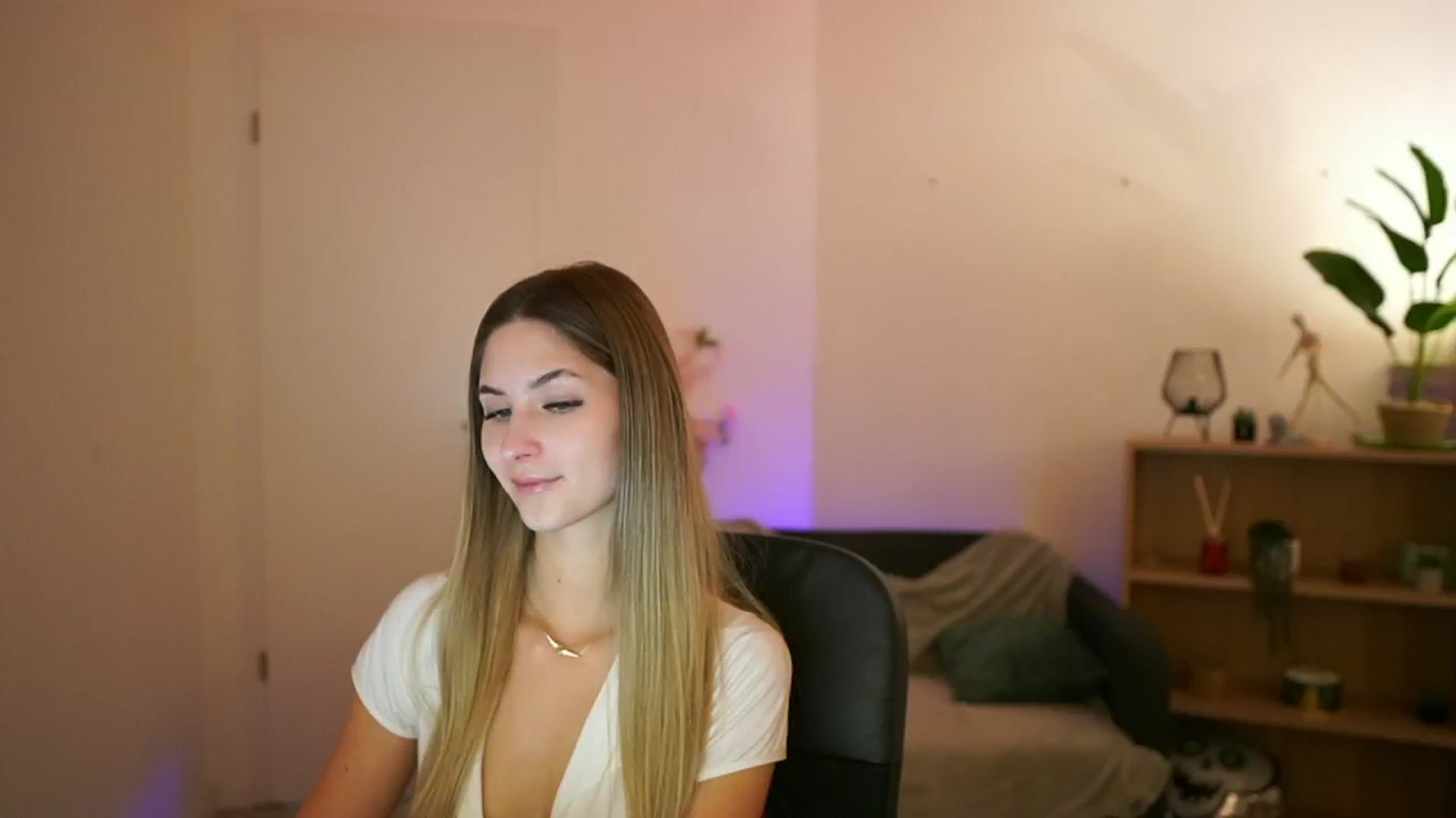 Gallery image thumbnail from CuteGirl_18's myfreecams stream on, 02/06/2025, 14:13 image 11 of 20
