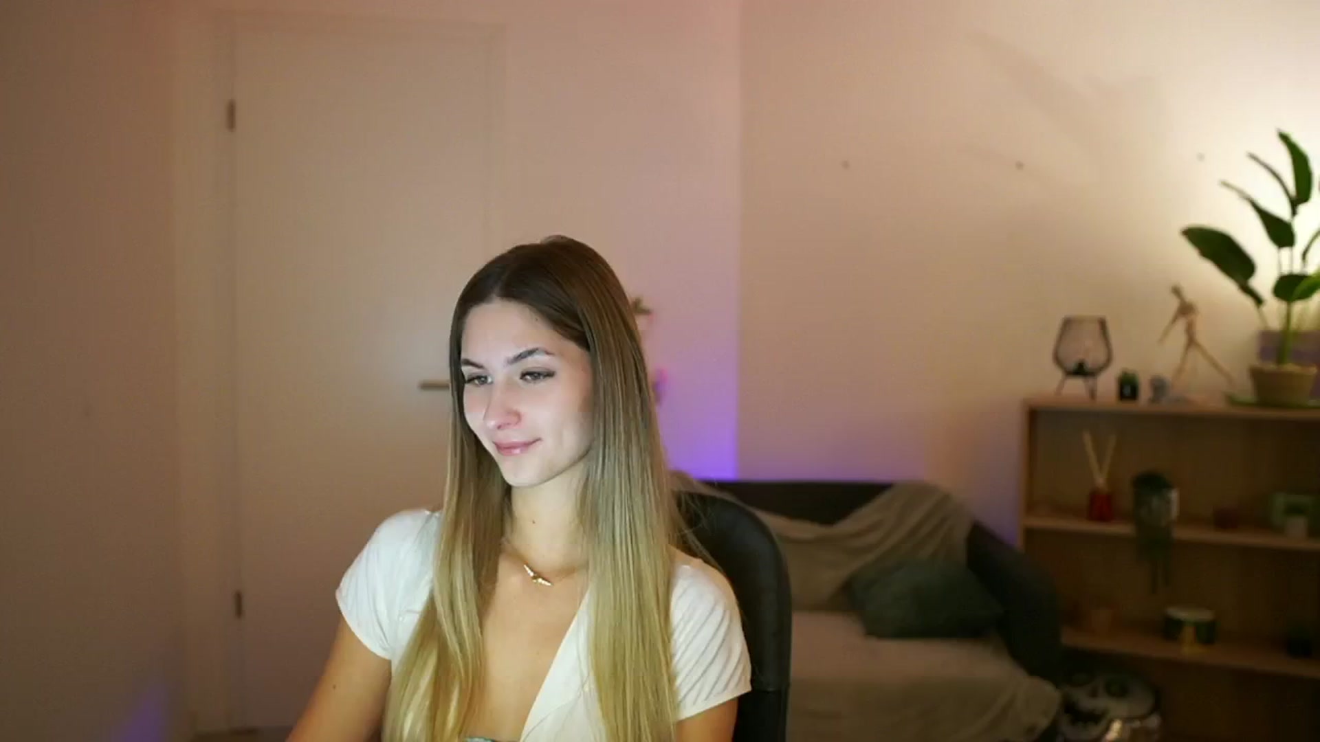 Gallery image thumbnail from CuteGirl_18's myfreecams stream on, 02/06/2025, 14:13 image 17 of 20