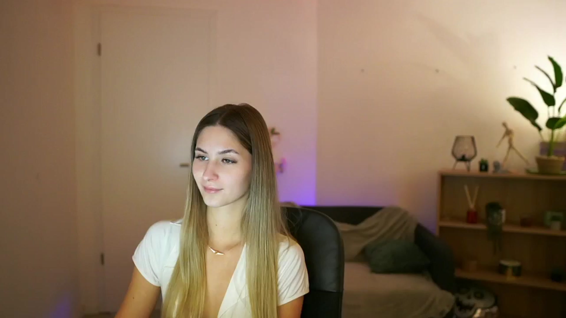 Gallery image thumbnail from CuteGirl_18's myfreecams stream on, 02/06/2025, 14:13 image 1 of 20