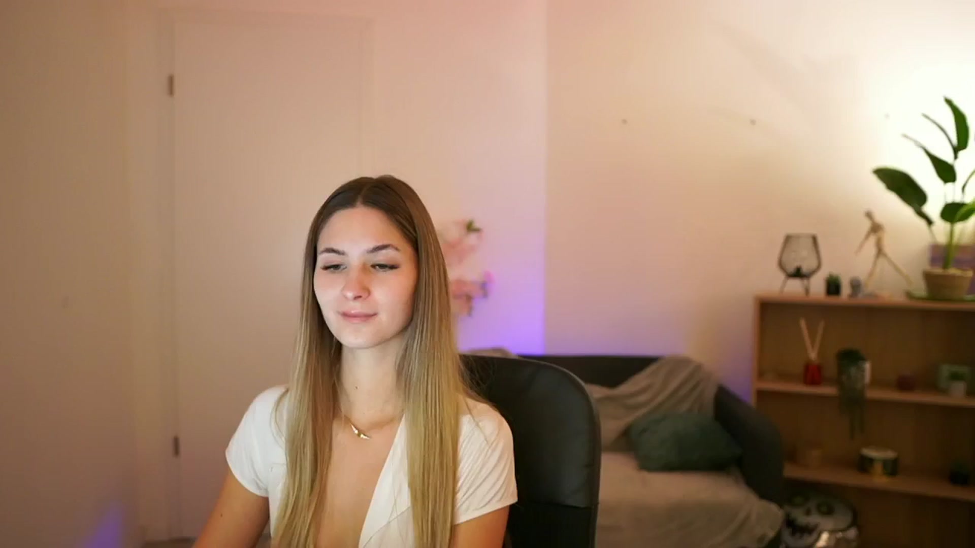 Gallery image thumbnail from CuteGirl_18's myfreecams stream on, 02/06/2025, 14:13 image 8 of 20
