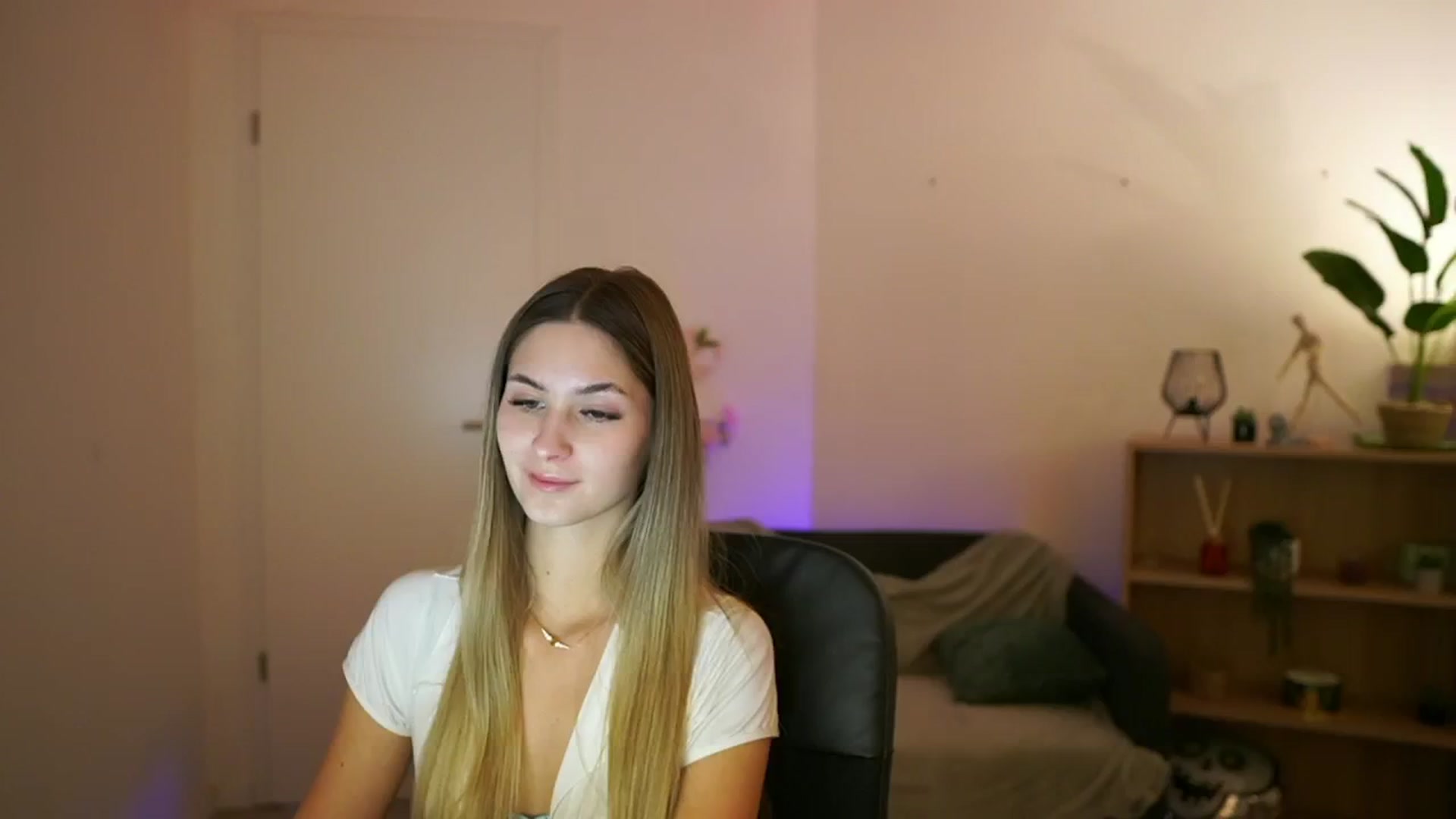 Gallery image thumbnail from CuteGirl_18's myfreecams stream on, 02/06/2025, 14:13 image 4 of 20