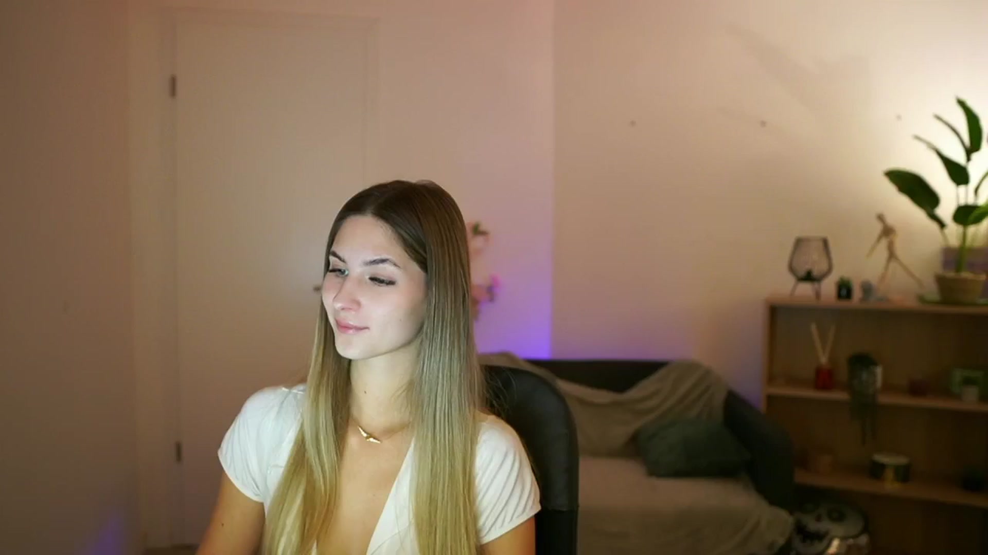 Gallery image thumbnail from CuteGirl_18's myfreecams stream on, 02/06/2025, 14:13 image 18 of 20