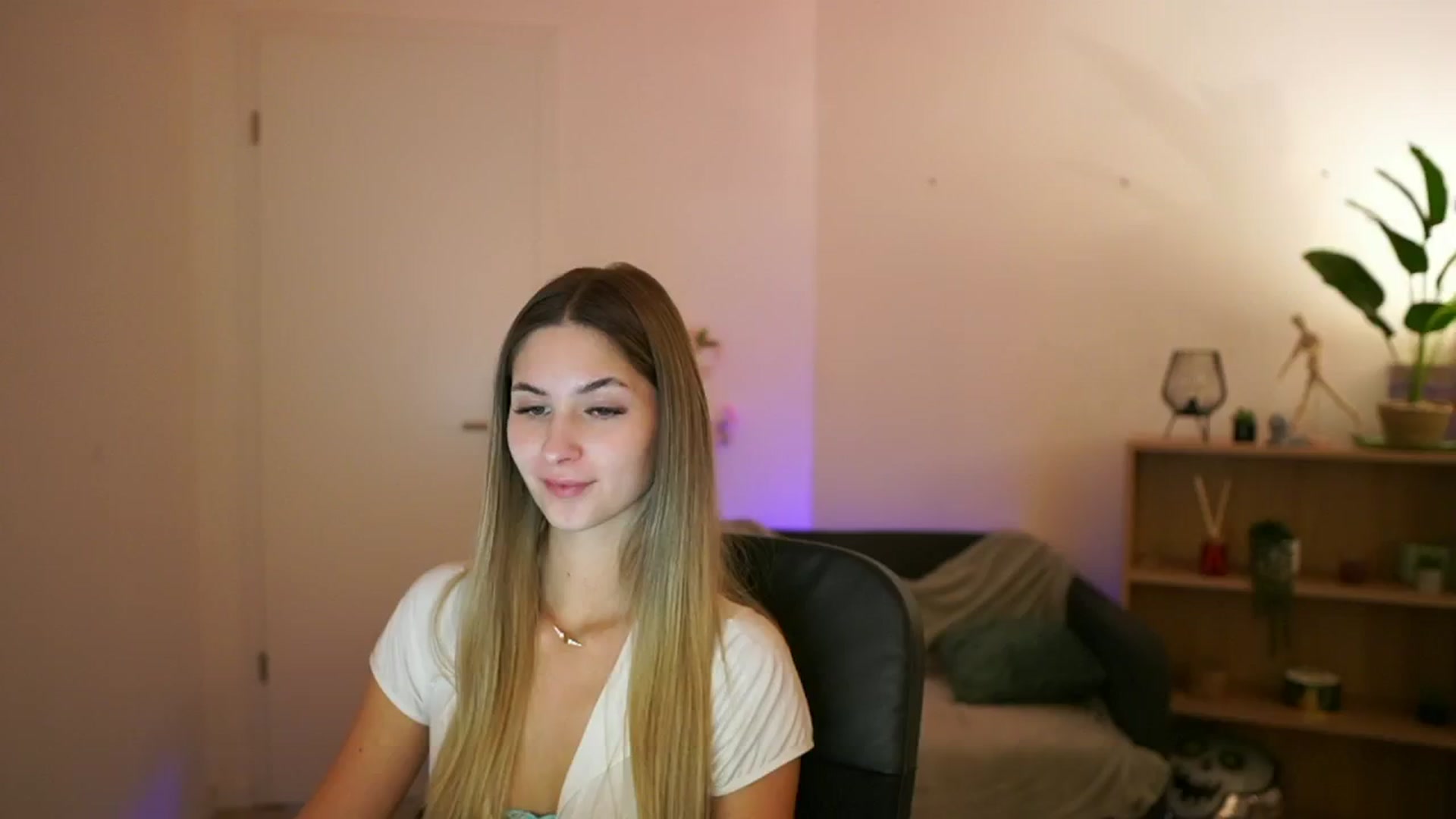 Gallery image thumbnail from CuteGirl_18's myfreecams stream on, 02/06/2025, 14:13 image 10 of 20