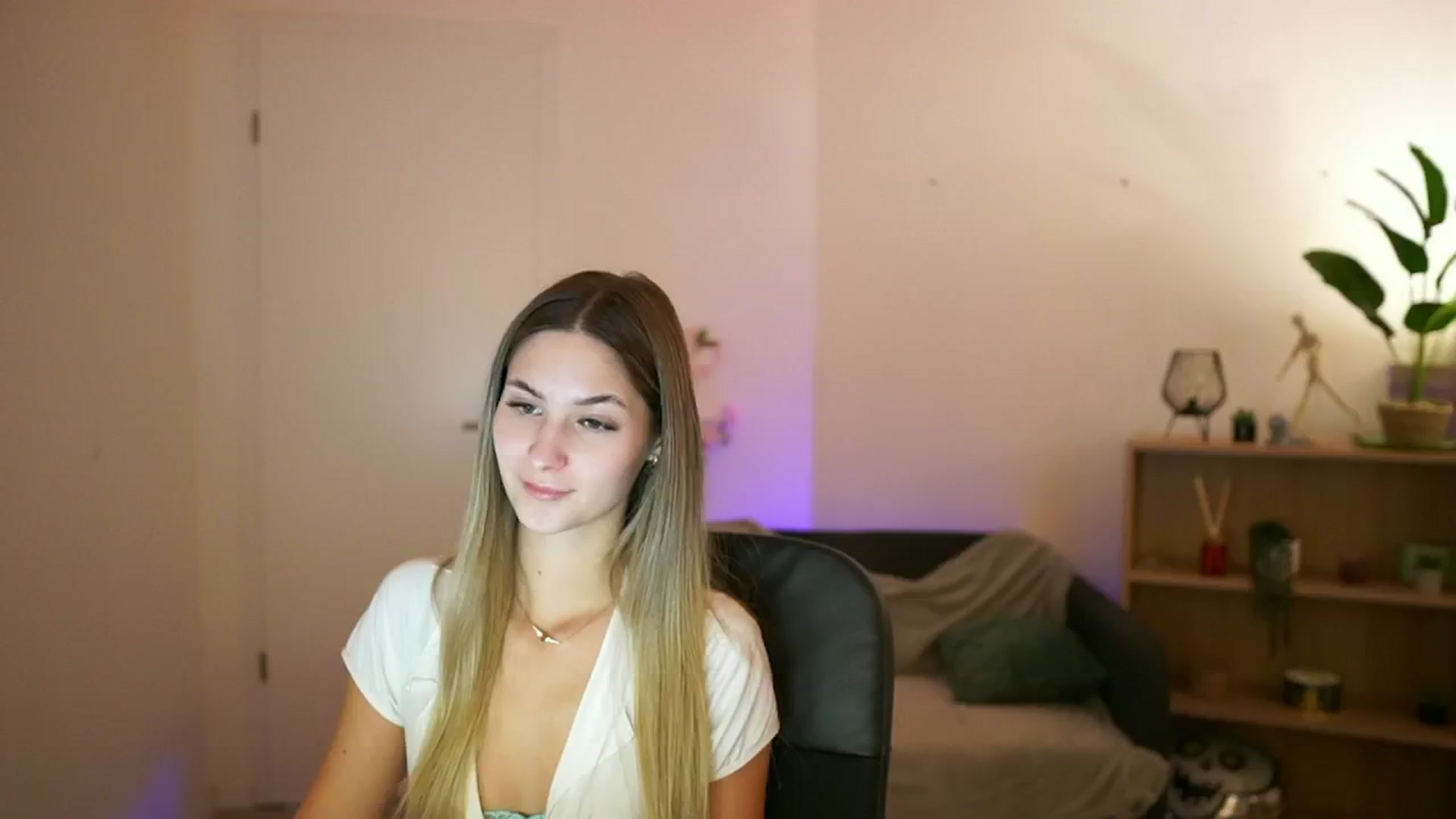 Gallery image thumbnail from CuteGirl_18's myfreecams stream on, 02/06/2025, 14:13 image 7 of 20