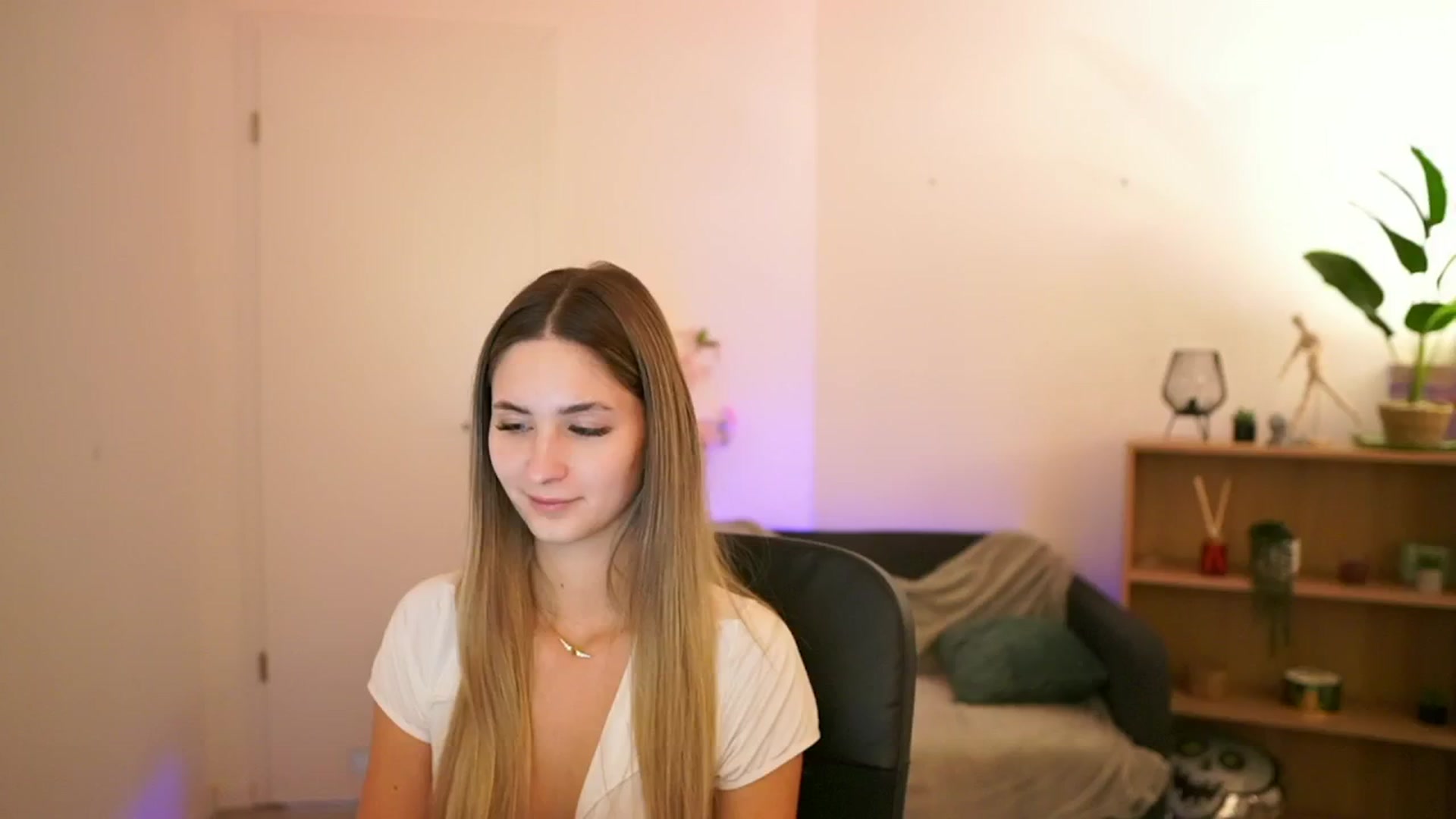 Gallery image thumbnail from CuteGirl_18's myfreecams stream on, 02/06/2025, 14:13 image 6 of 20