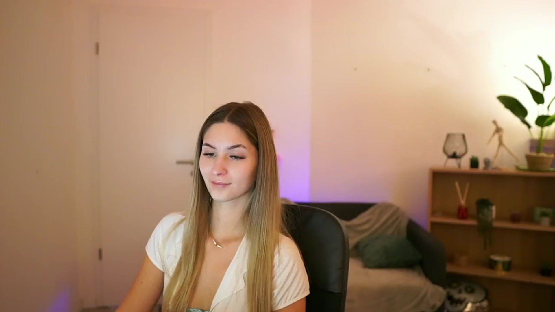 Gallery image thumbnail from CuteGirl_18's myfreecams stream on, 02/06/2025, 14:13 image 12 of 20
