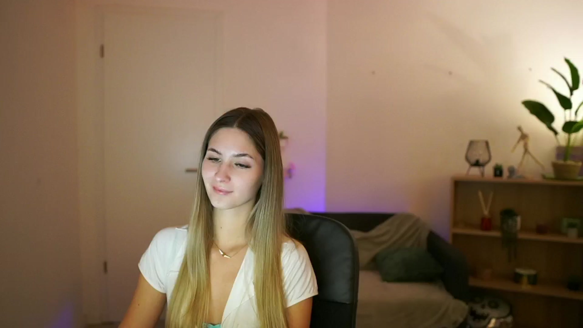 Gallery image thumbnail from CuteGirl_18's myfreecams stream on, 02/06/2025, 14:13 image 3 of 20