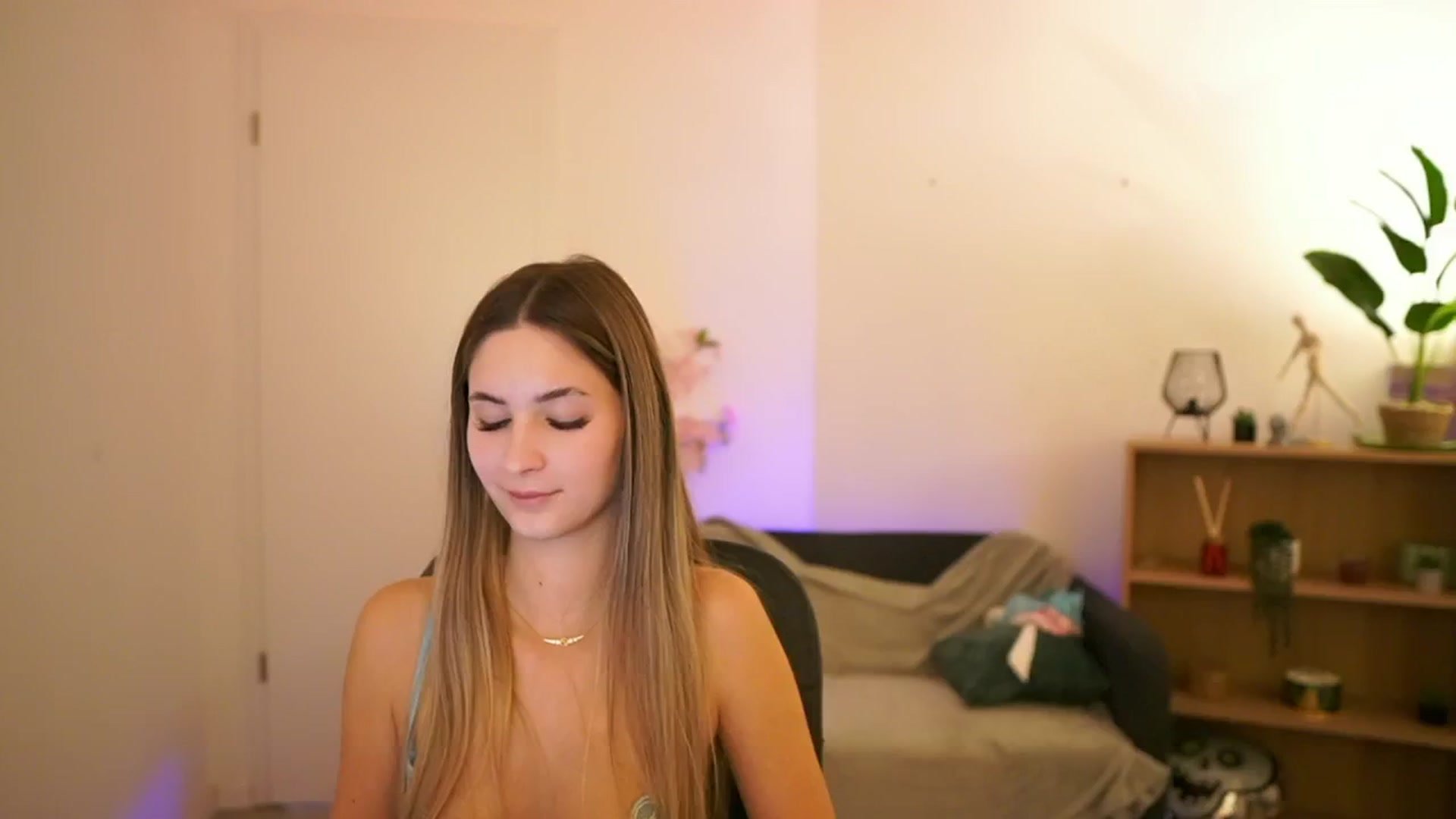 Gallery image thumbnail from CuteGirl_18's myfreecams stream on, 02/06/2025, 16:59 image 13 of 20