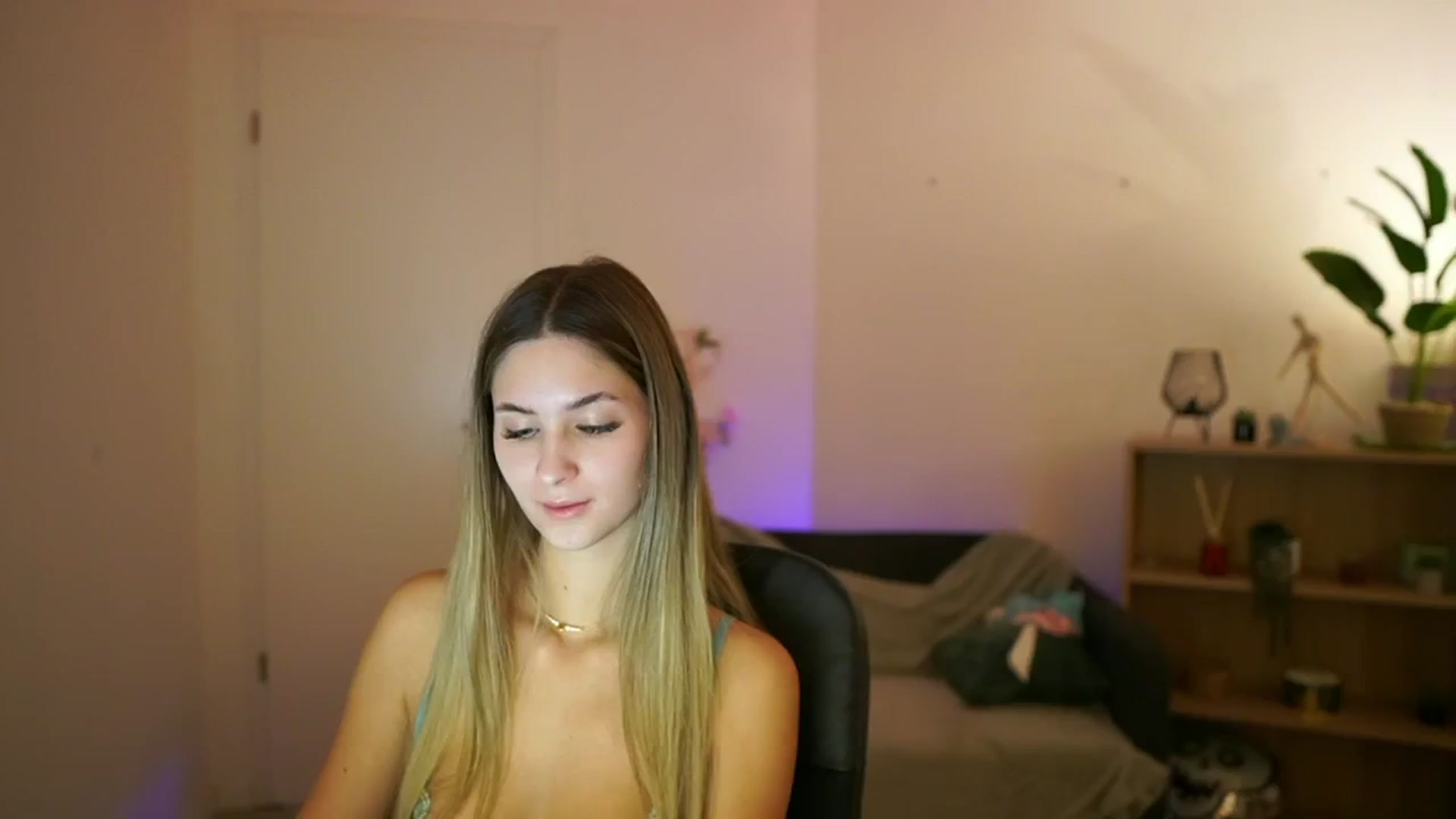 Gallery image thumbnail from CuteGirl_18's myfreecams stream on, 02/06/2025, 16:59 image 10 of 20